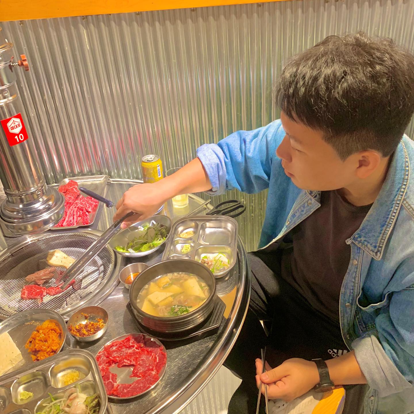 #협찬 오빠랑 오랜만에 소고기🫶🏻감성 고기포차🥩
#설대포소갈비살참숯불구이 

아들내미가 굿 타이밍으로 잠들어 줘서 오빠랑 편하게 저녁만찬❣️

한 점 한 점 구워 앞접시에 올려주는 소고기는 꿀맛 이네요 💕

가성비도 좋고 소고기 질도 좋아서 너무 맛있게 잘먹었어요 :)

오빠는 요즘 살빠지더니 신기하게도 옛날 연애때의 오빠로 돌아왔다 ㅋㅋㅋㅋㅋ

내가 밥먹는 모습을 늘 지켜보는 신랑은 내가 맛있게 먹으면 본인이 더 뿌듯해한다 ㅋㅋㅋㅋ 

육사시미 먹고 눈커지는 날 힐끔힐끔 보면서 즐기는 사람ㅋㅋㅋㅋㅋㅋ

5년만에 돌아온 신랑아
늘 건강하게 지금처럼 여유 많은 신랑이 되어라ㅋㅋㅋㅋㅋㅋㅋㅋㅋ

살찌지마라……^^ 살찌면 성격이 많이 별로더라ㅋㅋㅋㅋㅋㅋㅋㅋㅋ
parkhenrry 

✅경남 진해구 천자로 373
📍영업시간: 16:00~23:90
📍라스트 오더: 22:00
📍문의: 055-603-9292

#창원맛집 #창원진해소고기맛집 #진해소갈비 #진해고깃집 #진해소고기맛집 #진해육회 #야외식당 #야외고기집 #진해맛집 #소고기된장찌개맛집 #야외고기집 #진해야외고기집 #창원야외고기집