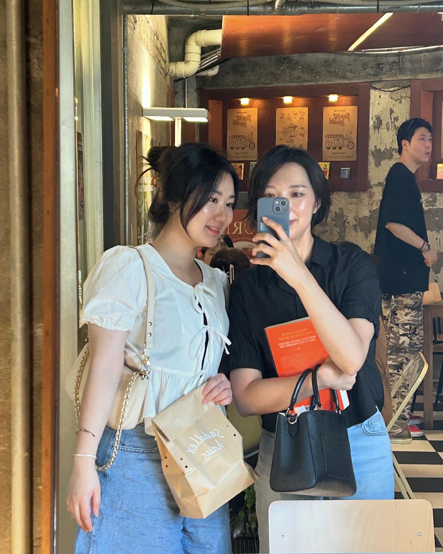 그냥 좋았다🧡

할 이야기도 많고
취향과 결이 맞아서
같이 있음 너무 재미있고
풍성한 시간들 🫶🏻

본인의 취향과 나 스스로를 제대로 알고
알아가는 사람에게는 그만의 매력이 있다!
우린 그런 사람들인듯 🤭🧡

기카로 찍어두 우리 너무 이쁜데😎
앞으로 더 이뻐지자구 🙈

#신사버터오징어구이된날
#신사동맛집 #카페그라쎄 #새들러하우스
#베이킹클래스열어주세요