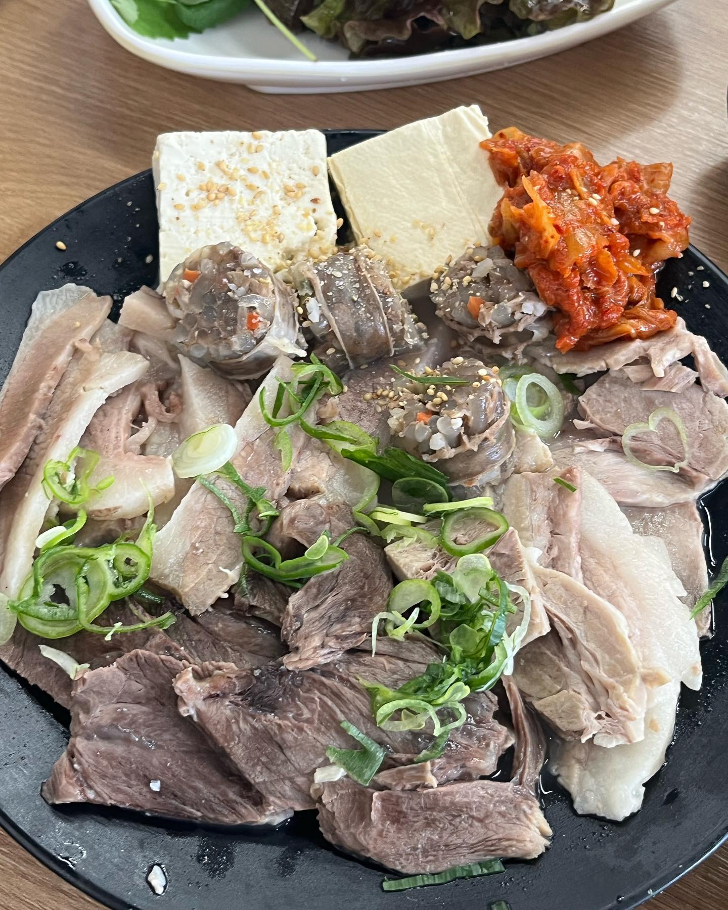 😋야들야들 부들부들 돼지국밥! #협찬

부산 명지에 위치한
대천본원 돼지국밥집에는
다른 국밥집에서는 본 적 없는 
산초국밥도 있어서 주문!✔️

산초가 들어가니
독특하고 맛있어서 추천!
고기랑도 넘나 잘 어울리는 것😊

수육백반과 맛보기온수육은
한 접시에 같이 나오는데
푸짐하고 다양한 부위와 
부드러운 살코기가 가득!
진한 육수에 담백하고 
고기도 입에서 녹아버림👍🏻

특수부위가 이렇게나 맛있는 
국밥, 수육이 되다니😋
명지 찐 국밥맛집!🤩

[주문한 메뉴]
산초국밥 9.000
온수육백반 12.000
맛보기온수육 10.000

🏷본원돼지국밥 bonwon_gukbab 
♡부산 강서구 명지국제12로29번길 6
♡09:30-21:00(토일오픈 9시,LO20:30,화 휴무)
♡주차가능

#대천본원돼지국밥 #본원돼지국밥 #명지국제신도시맛집 #명지맛집 #명지돼지국밥