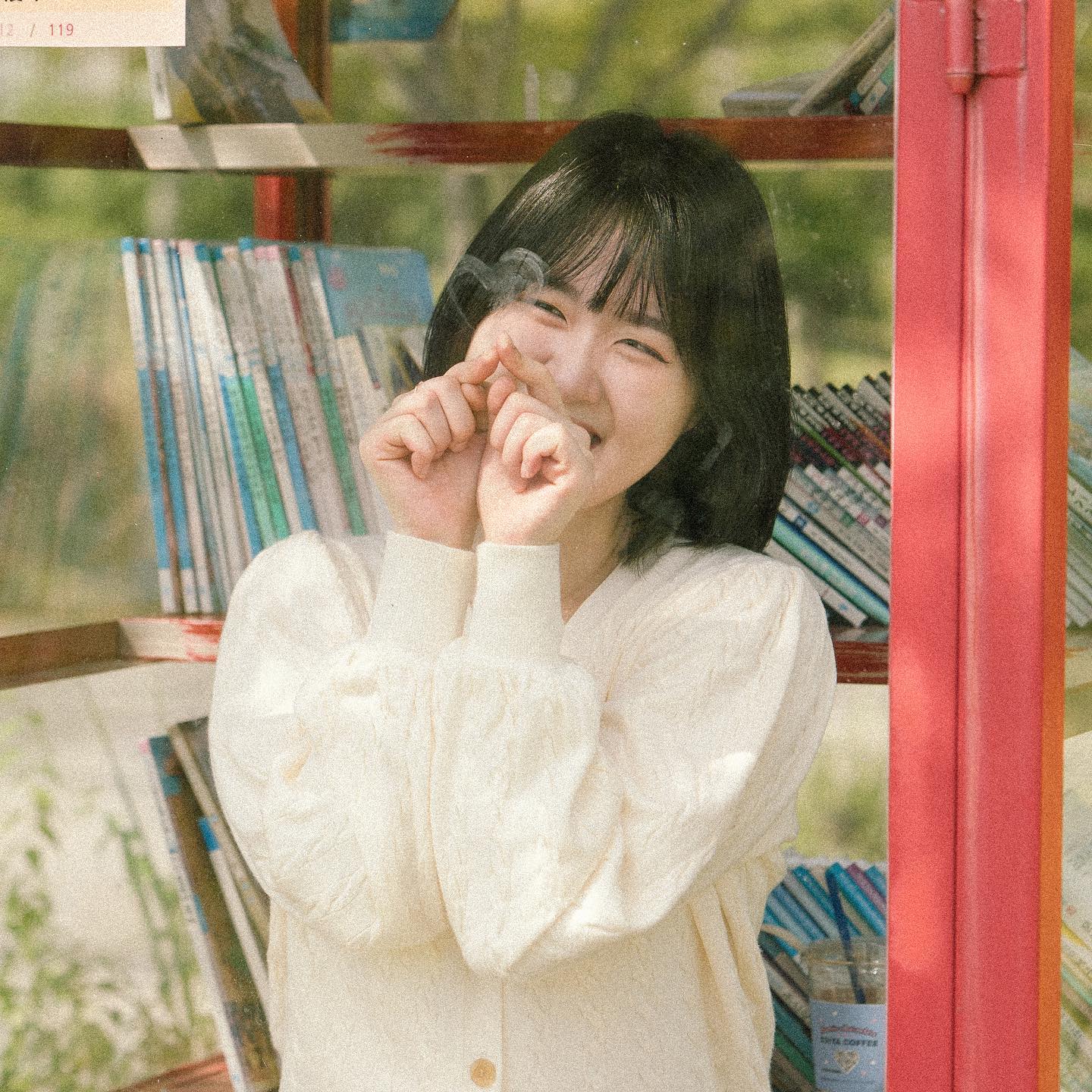 💛OUT NOW💛

프로듀서 유이지님과 함께한 4번째 노래이자
저의 두번째 싱글 「나의 바람 그리기」가 발매되었습니다!!! 이번에도 제가 작사 및 작곡에 참여했고, 지금부터 모든 스트리밍 사이트에서 감상하실 수 있으니 많은 관심 부탁드립니다🥰 

<앨범소개>
싱어송라이터 '정민'의 2번째 싱글, "나의 바람 그리기"
구름을 닮은 듯한 보컬의 음색과 포근한 햇살 같은 피아노의 선율이 아름답게 조화를 이루는 곡이다.

“어린시절 예쁜 색이 가득 칠해진 스케치북에 검은색 크레파스를 덮은 후
그 위에 그림을 그리면 검은 크레파스가 걷히며 다양한 색이 나타나는 그림을 그려본 경험 기억나시나요?
그 경험을 떠올리며 바람에 빗대어 표현한 곡입니다.

살아가다 보면 자신의 모습이 한없이 초라하게 느껴질 때가 있습니다.
그런 날에 나의 모습은 한없이 밉기도 합니다.
그럼에도 불구하고 우리가 살아갈 수 있는 이유는,
내가 더 나은 사람이 될 수 있을 것이라는 믿음이 아닐까 합니다.

내가 오늘보다 내일 더 나은 사람이 되었으면 하는 마음을 담아 적어내려 갔습니다.
새까만 오늘이 걷히고 예쁜 그림이 그려지는 날을 기다리며 들어주시면 좋겠습니다.
우리는 모두 각자 인생의 화가이지만, 그림이 완성되는 날은 모두 다를 것입니다.
하지만 모두가 그린 그림의 완성은 행복이기를 바랍니다."

<Credit>

Produced by 유이지 (j1__yeonn )
Composed by 정민
Lyric by 정민
Arranged by 정민 , 유이지
Piano by 유이지
Album art by 이주호 (leejuuho )