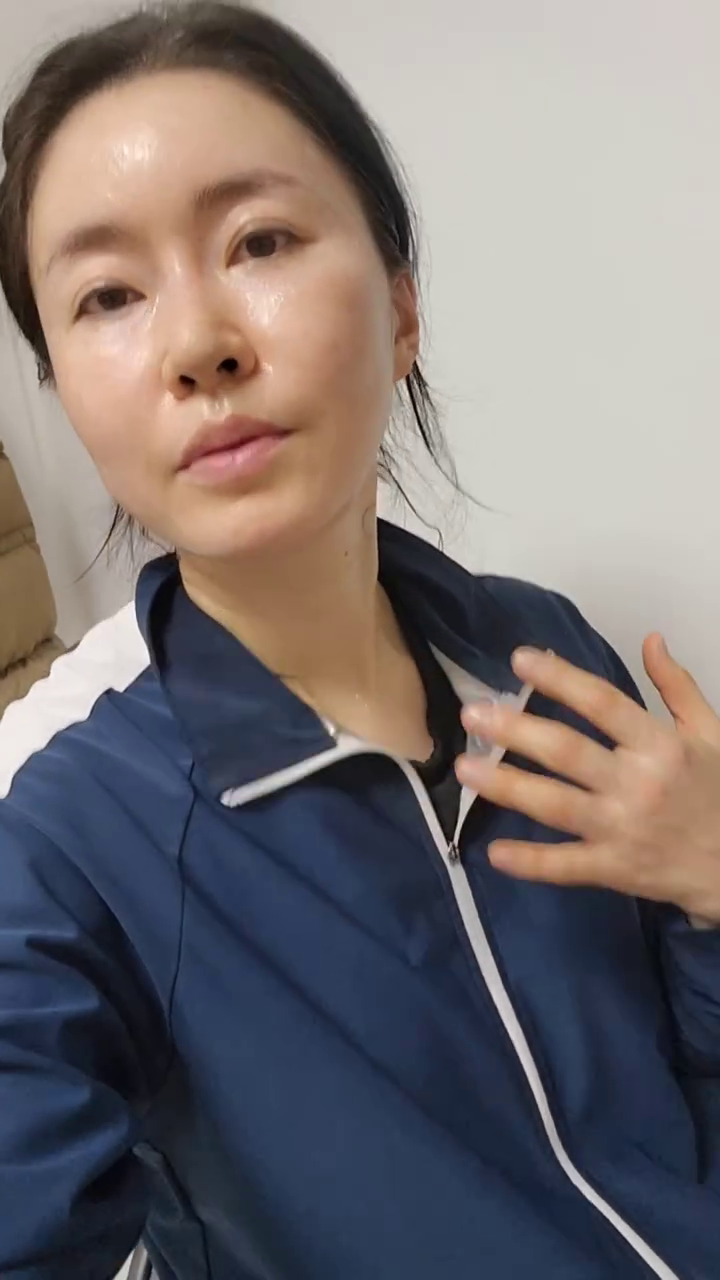 20240110

새벽같이 움직여서 차안막힐때 가서
넘들 올라올때 내려왔다

가평휴게소?
줄이줄이...여긴 평타이상의 맛이 있는  집

#콩콩팥팥 이 다녀간 고향집에서
두부구이랑 진차 먹고싶었던 콩비지❤️

그득먹고 왔음

다음에 다시 가야징ㅋ

#바이크유산소 #붓기빼는중