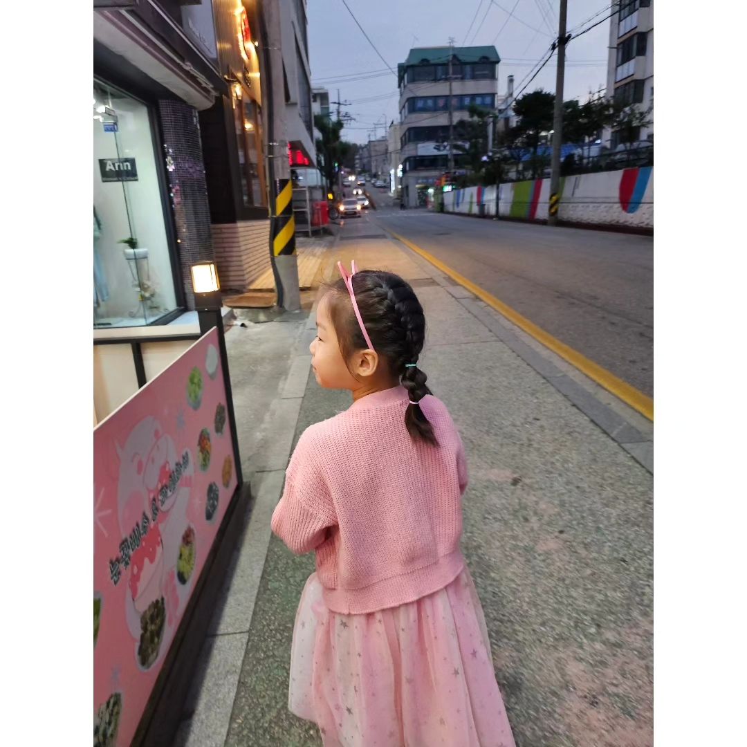 핑크핑크 공쥬
5살 되더니 핑크.공주.레이스치마 이런거 진쨔좋아한다
엄마랑 취향은 정반대ㅋㅋㅋ
너가좋으면 됫어 
어린이집 끝나고 구슬아이스크림 사먹으러 다녀온날 🍦 
.
.
.
.
.
.
#5살 #핑크공주 #공주 #하원후 #아이스크림 #구슬아이스크림 #맛나게 #뇸 #❤️ 
#좋아요 #육아 #일상