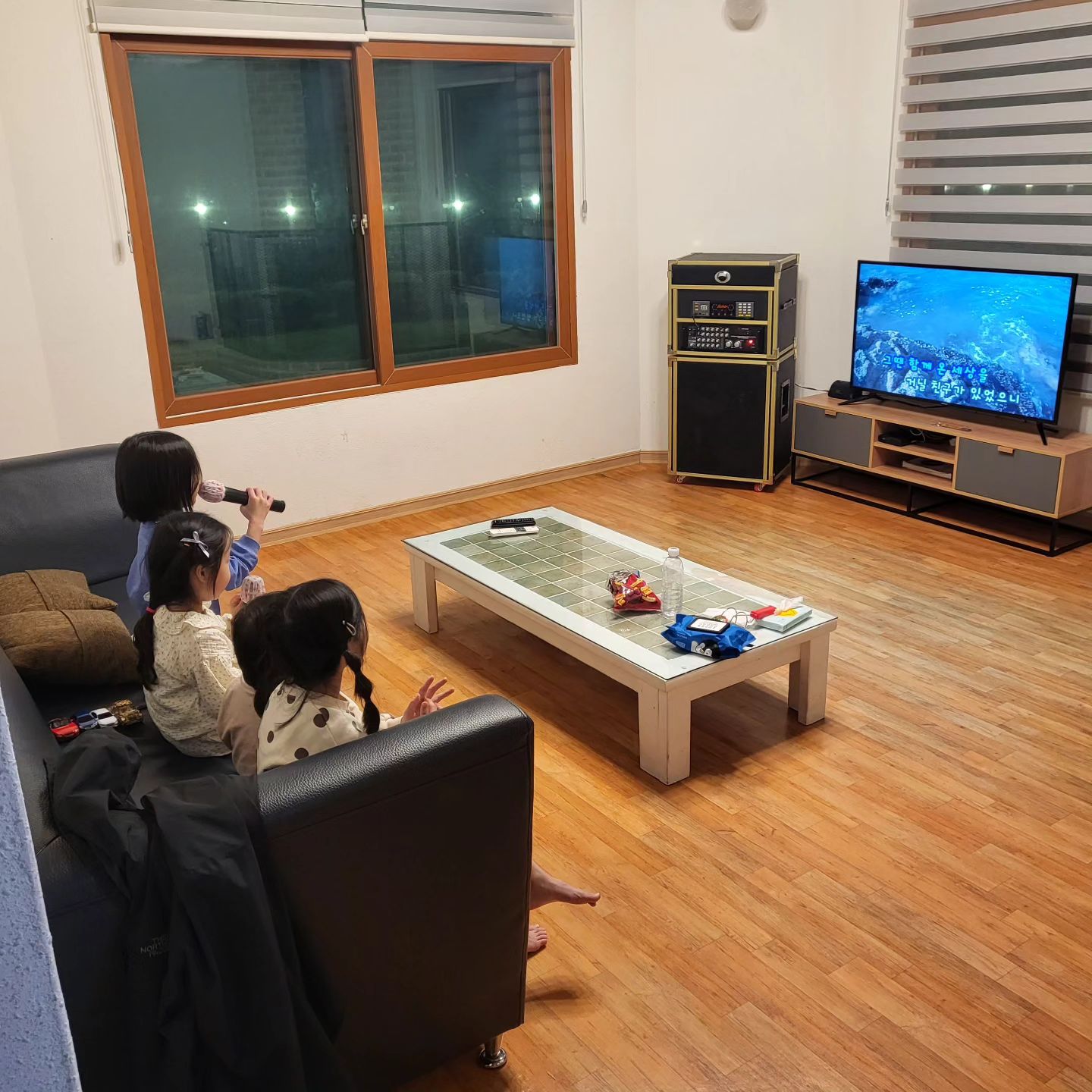 채민이네, 로아네랑 여행 😄

다슬기 잡기
해먹 그네
노래방
공놀이
불꽃놀이

노는데 진심인 아이들 ㅋㅋㅋㅋㅋ
알차게 잘 놀았다! 

양평 #레몬그라스펜션