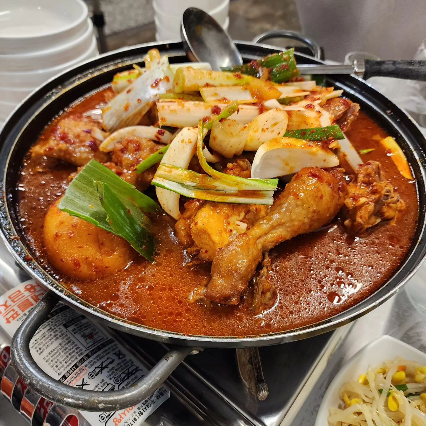 강서구 맛집중의 찐맛집 유림

강서구 사람이라면 다아는 유림에 다녀왔어요.

토종닭 안좋아하는 사람도 좋아하게 만드는 중독성 강한 마법의 양념!

📍유림
📍주소: 서울시 강서구 공항대로 71길 5
📍메뉴: 토종 닭도리탕 50,000원
  삼계탕 16,000원
  찰밥 3,000원

#유림 #유림 닭도리탕 #강서구 맛집 #줄서는 식당 #Kfood #연예인 맛집 #토종 닭도리탕 #닭볶음탕 #먹스타그램 #맞팔환영