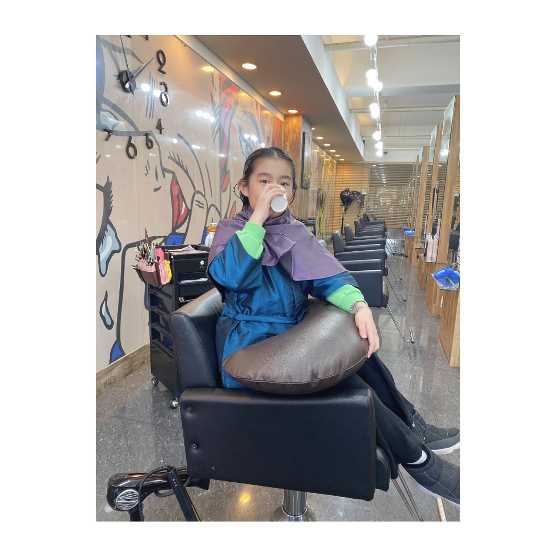 _
나는 염색해서 톤 다운하고
토미는 처음으로 매직!
지루해 몸이 지렁이처럼 비틀거리고 ㅋㅋㅋ
예뻐지려면 원래 힘들어🤣