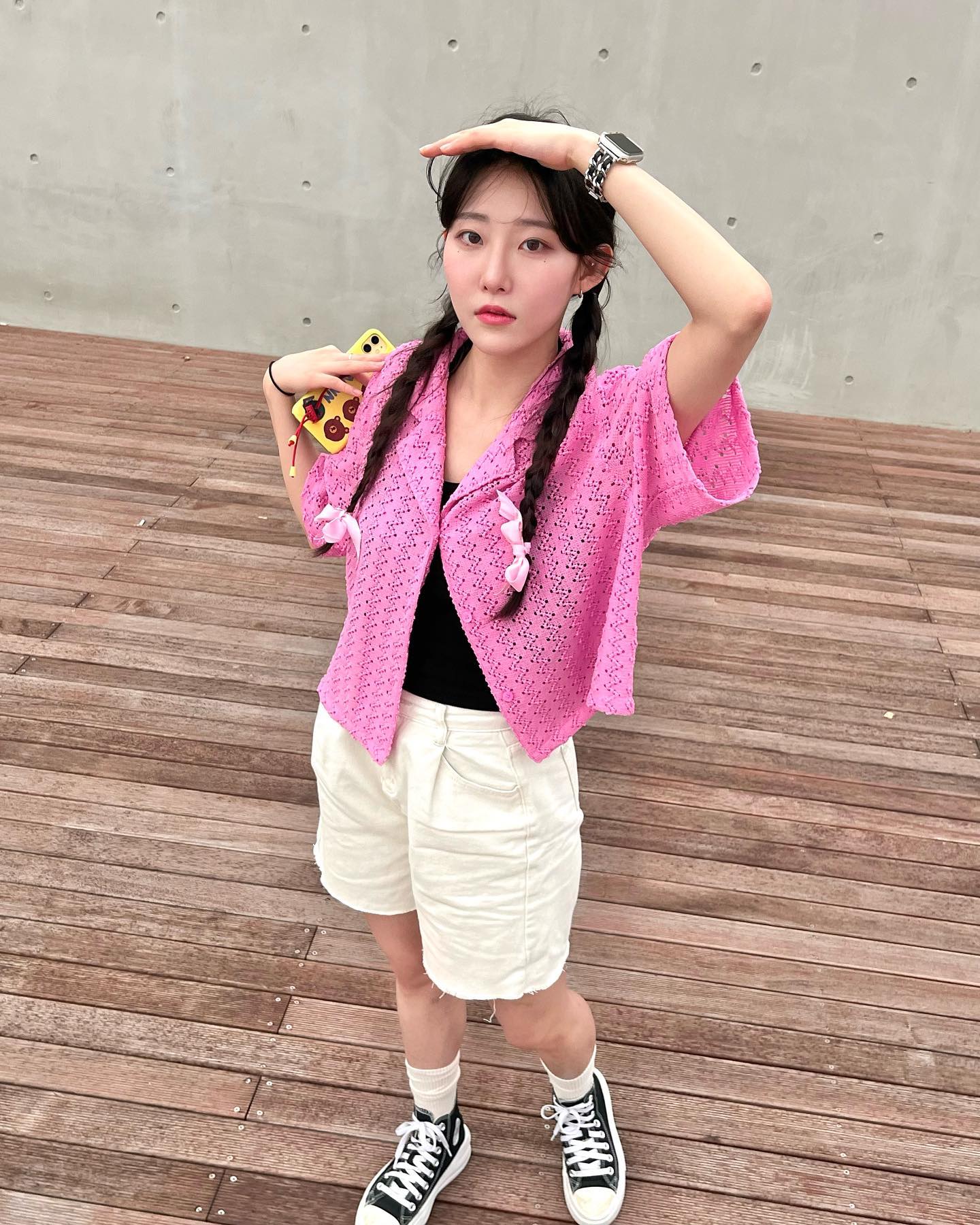 발레코어......는 아닌데 옷이 핑크색이라,,, 내 맘대로 리본 둘둘 감아봤어🐒ㅎ하하!
어떤데! 나 하나도 안부끄러웠다 !! 진짜로 !
⠀
standial__official 로부터 Open collar crop shirt 를 제공받았습니다.
⠀ 
📎 후들후들한 재질.ᐟ 몸에 달라붙지 않는 소재여서 여름에 입기 딱 좋아요 ◡̈
📎 펀칭디테일이 귀여워요.ᐟ 
📎 적당한 길이의 크롭.ᐟ 캐주얼하게 입기 좋았습니다🌱
⠀ 
#협찬 #LF #LF몰 #나의패션취향 #나의패션클럽 #스탠다이얼 #스타일메이트
lfmall_official standial__official stylemate_official