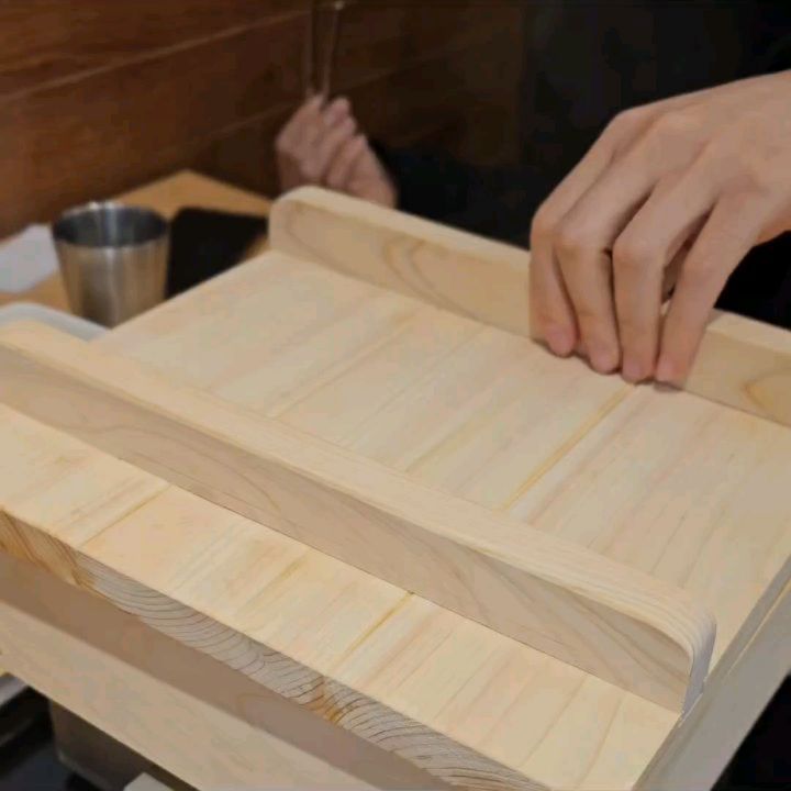 수성못 근처에 위치한
오리&한우차돌 편백찜
코스요리 전문 오궁🪿

팔공산에서 20년 동안 운영하던 오궁이
수성못에 직영점을 오픈해서 다녀왔어요.

매장이 넓고 깔끔한건 기본이고
전용주차장이 있어서 모임장소로 딱👍

오리불고기와 오리보쌈, 편백한우차돌
코스가 대표적인 메뉴입니다.

직접담근 장으로 만든 기본 밑반찬부터
트러플 향이 풍기는 부드러운 계란찜
떡갈비가 먼저 나왔어요.

그리고 주인공인 한우차돌편백찜💚
숙주위에 가지런히 놓여있는 차돌박이가
야들야들했고 소스에 콕 찍어먹으면
더 맛있게 먹을 수 있었습니다!

식사류로 나오는 소바와 식혜까지
코스요리가 제대로입니다.

🏠대구 수성구 무학로 115 1층
⏰️ 12:00 - 22:00 화요일 휴무
🚙건물 뒷편 주차장 있음

#오궁 #수성못맛집 #수성못데이트 #수성못오리불고기 #수성못편백찜 #수성못신상맛집 #수성구오리보쌈 #수성못코스요리