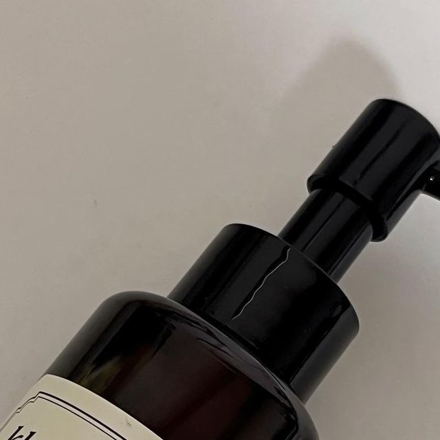  김하연 on Instagram: "#loveklairs @dear_klairs #제품제공 
쌓여있던 피지와 블랙헤드가 고민이라면 정말 효과적인 젠틀블랙딥클렌징오일 ! 제품 제공으로 받은 제품이지만 유화과정이 잘 돼서 정말 효과 본 제품 .. 🤎

#클레어스 #젠틀블랙딥클렌징오일 #클렌징 #클렌징오일 #블랙헤드 #블랙헤드관리 #저자극클렌징 #올리브영추천템"