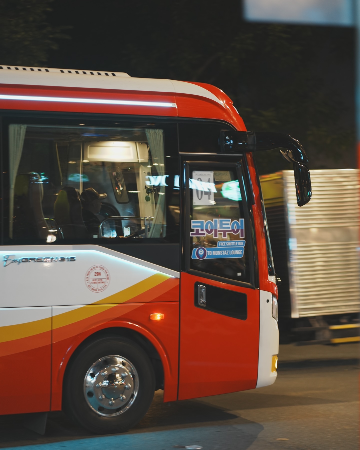 저녁 호치민 1군 거리를 거닐다 마주친 #코이투어 버스🚌

8월 8일부터 시행중인 #호치민공항무료셔틀 서비스인데 모르는 분들이 많아 이용객이 적대요.

출발📍호치민떤션넛공항 도착층 10번기둥
도착📍호치민2군 몬스타즈라운지(MZ COFFEE)

공항 내리자마자 더워죽는 호치민 날씨 #무료셔틀 타고 시원한 카페가서 #망고빙수 먹으며 여유있게 정보 검색도 하고 꿀팁도 얻으며 여행을 시작해 보시는 것도👍

1군도 가깝고 7군도 가까워 공항보다 숙소까지 그랩비용도 아낄 수 있음😁

(시간표는 koitour.official 퍼옴)

#사기버스아님 #베트남 #호치민 #호치민공항 #호치민여행 #호치민카페 #코이티비 #몬스타즈라운지 #MZCOFFEE #越南 #胡志明