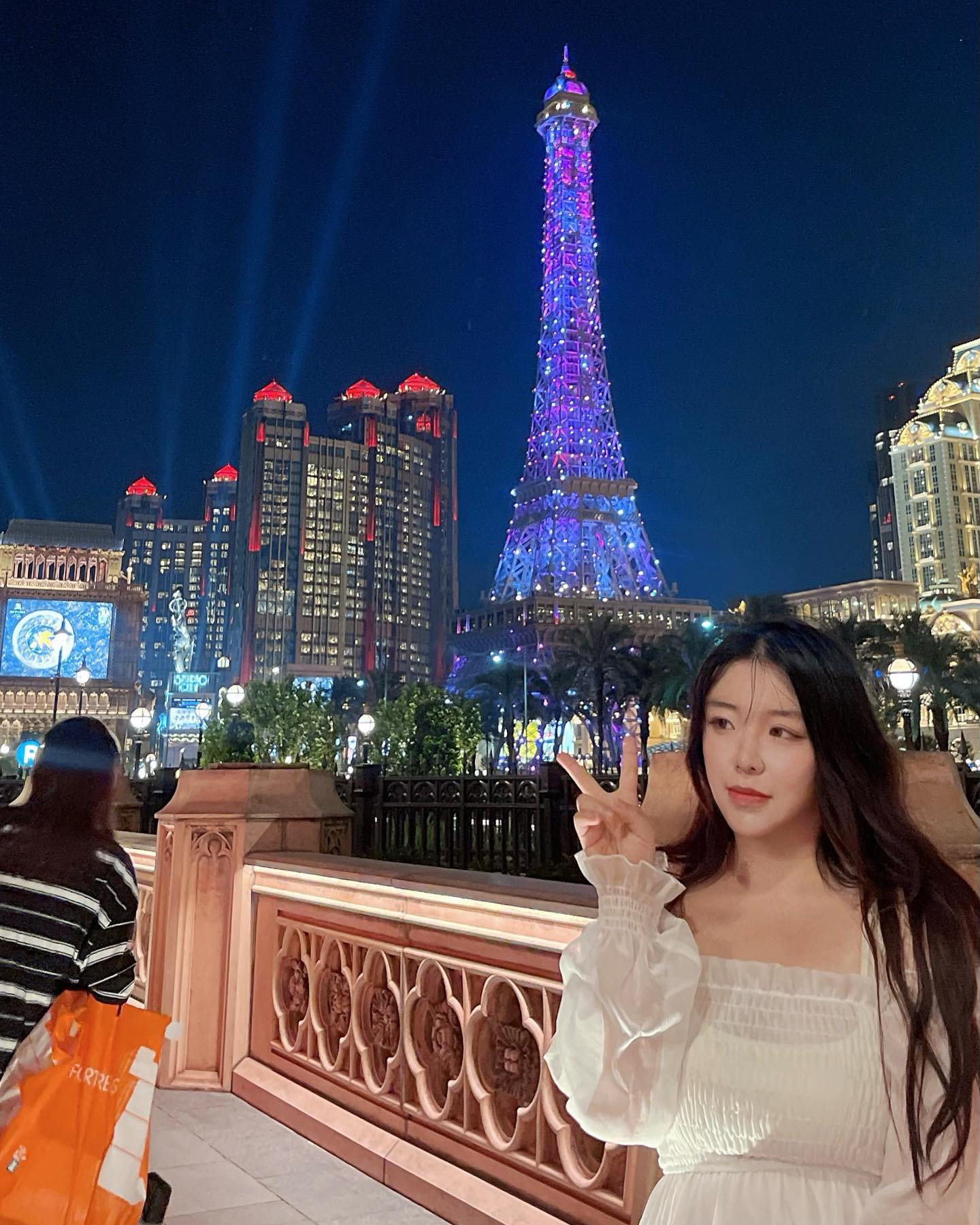 Maybe 마지막 Macau feed ??
+ 내가 보려구 남기고 싶어서 쓰는 추가글 
1. 이 첫번째 사진은 좀 지우든가 순서 저뒤로 보내버리고 싶은 것,, 
늙어보임
3. 저 부끄럼듯한 웃참표정은 내  단골표정 

7. 비행기안 상공에서 먹은 맥주  와인도 먹었다 요즘따라 일상의? 낙이라기 보단  약으로 좀 챙겨먹는다

ㅋㅅㅋ