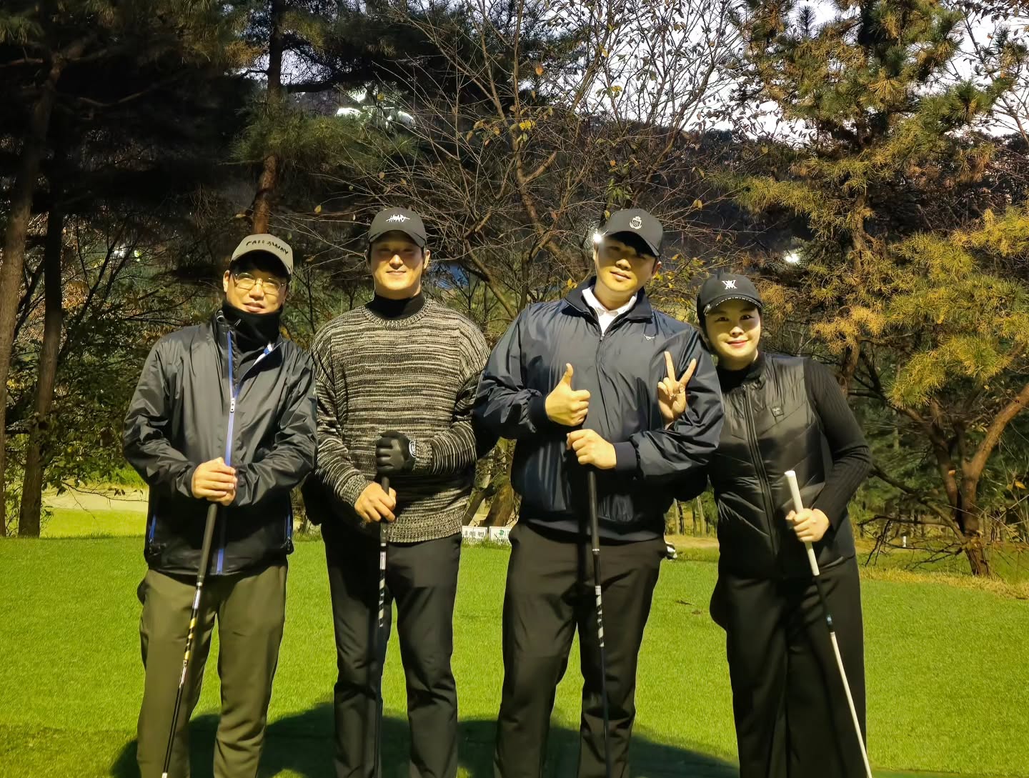 #튀르키예 에서 귀국하자 마자 맞이한 
첫번째 주말, 11월 9일 다녀온 #라운딩 ⛳️

가을이 얼마 남지 않았다며 서두르는 우리 신랑은
나 없는 동안 열심히 레슨받고 연습하더니 #라베 #깨백 

축하해 jjjangga_ ❤️

날씨가 제법 쌀쌀해져서 모처럼 올블랙으로 입었는데
어째 넷다 칙칙하네 ㅋㅋㅋㅋㅋ

#골프 #골린이 #골프치는부부 #취미 #주말라운딩 #필드