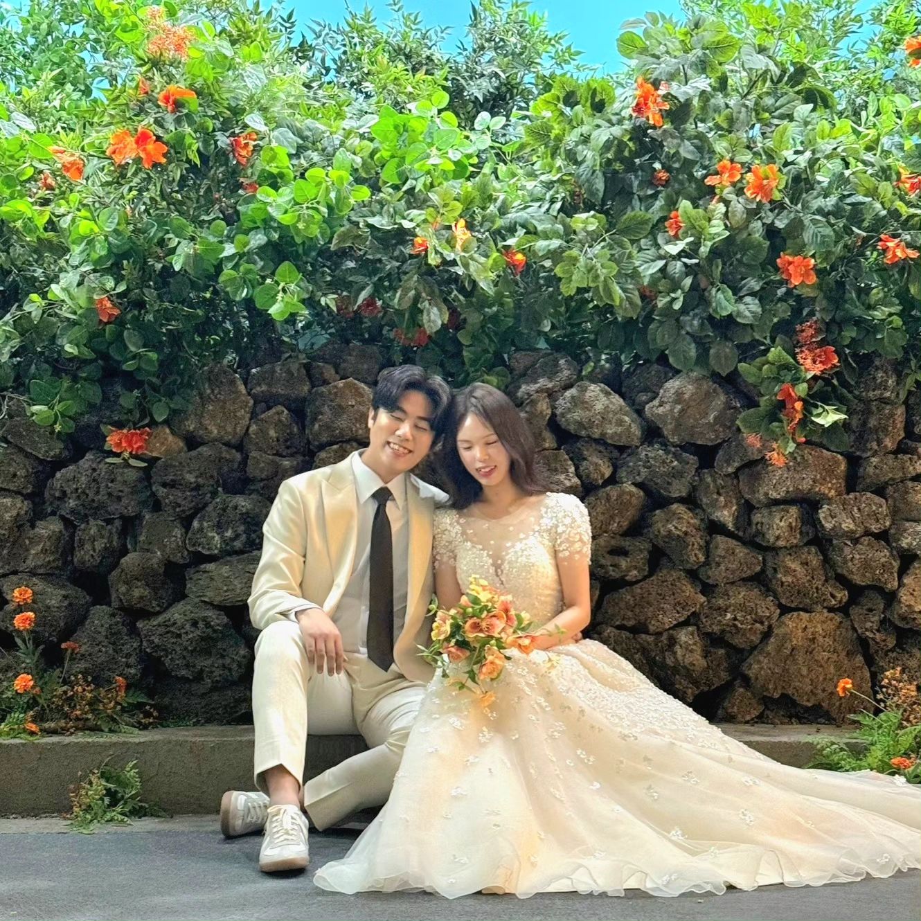 #뿡빵그램 #결혼준비 #웨딩촬영 #❤️ 

울님들 행복한 주말 잘 보내고 계신가요~?

저희는 요즘 결혼준비 하다보니까 주말에 아무것도 안하고 쉴 수 있는 날이 며칠안되더라구요ㅜㅜㅜㅜㅜ 
그러다보니 새벽시간이 아무것도 안하고 쉴 수 있는 시간이 되었달까요..ㅋㅋㅋㅋㅋㅋㅋ

저희가 이번에 웨딩촬영하고 온 곳은 #루나스튜디오 라는 곳이예요!!!

제주도 스냅 컨셉인 곳이라 제일 눈에 띄어서 바로 선택한 곳이였어요🙈

그 중에 가장 유명한 돌담길!! 사진 먼저 자랑하고 싶어서 가지구왔답니다ෆ╹ .̮ ╹ෆ

서울에서 제주도 컨셉 사진이 가능하다는게 너무 좋았던 것 같아요🤍💛🤍

#청담 #제주스냅 #제주컨셉 #돌담길