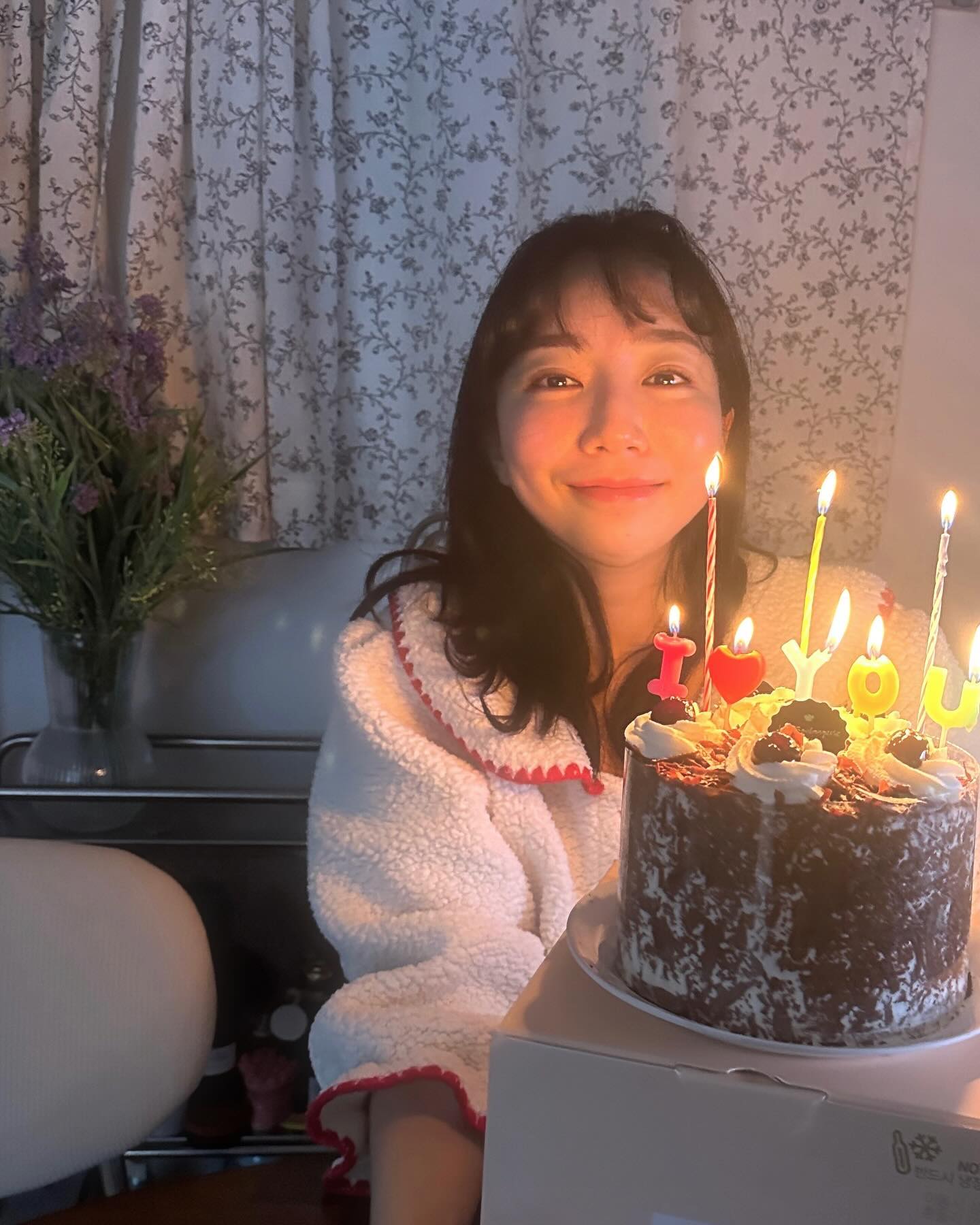 12시 되자마자 짠- 해주시는 분🫶🏻
빵 안좋아하는 내가 유일하게 찾아먹는 케이크까지🍒
앞머리 구르프 말고 자다가 깜짝 케이크에 신나서 찍은 덕에 머리가 웃기지만 그래도 좋으니까🎂🤍

그리고 생일 축하해주신 분들 모두 감사해요🙏🏻