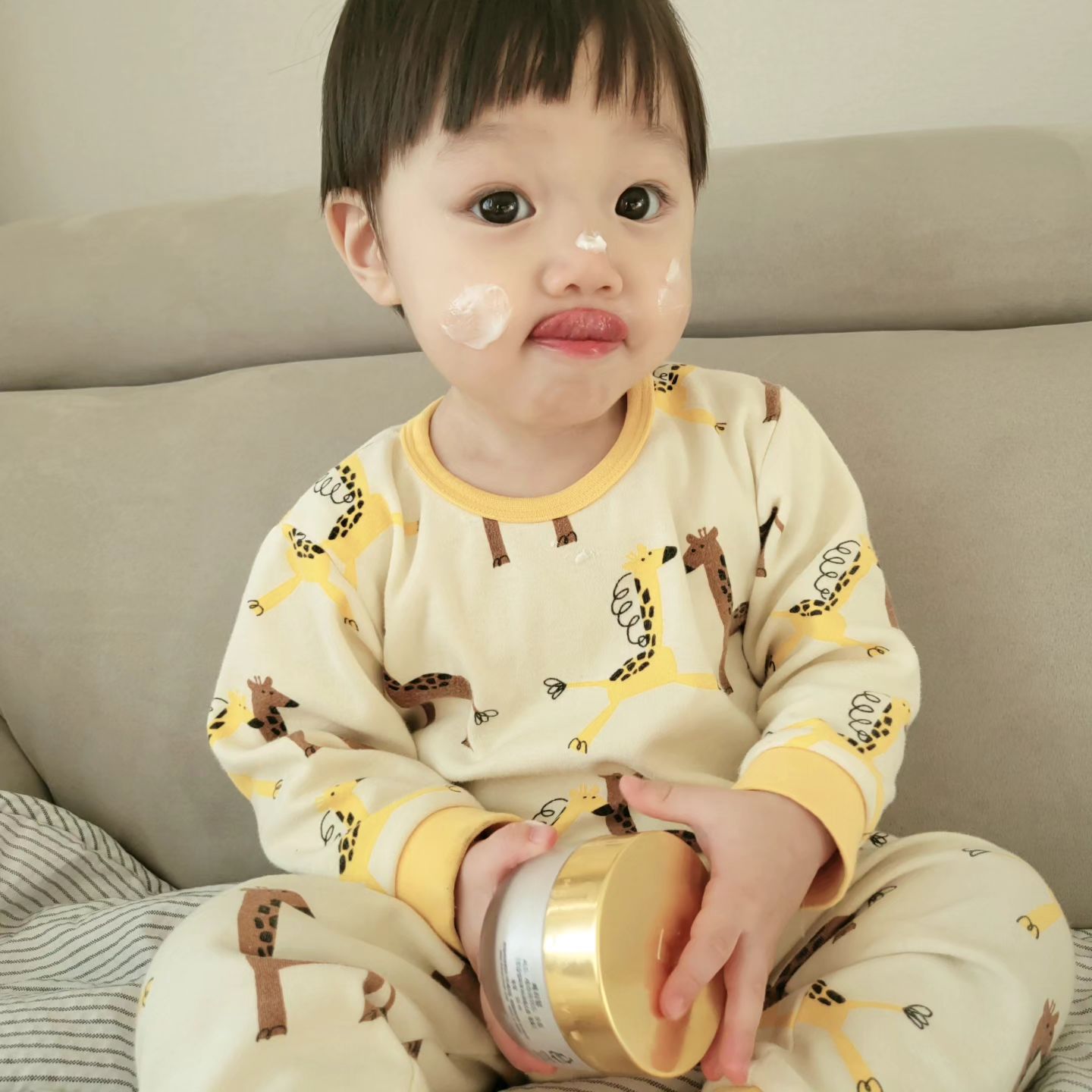 #협찬

프리미엄 베이비 화장품 베리맘👑

우리 뚜호는 피부가 건조해서 그냥 로션 크림 외에
리치한제품을 항상 덧 발라 주고 있는데
몇몇 제품들은 바를때만 촉촉하고 금새 날라가는 느낌이 들었다면 베리맘 씨드 세라마이드 크림은 하루종일 촉촉해서 계속 살을 만지고 싶었어요💕
그래서 성분이 궁금해져 알아보니 다행히 천연에서 유래한 성분으로 만들어져 무려 무자극 판정을 받은 안전한 화장품이더라능!!!

심지어 향도 좋아서 아들 안으면 향이 은은하니 솔솔~
너므좋아😆😍

요즘 갑자기 추워진 날씨에 몸은 옷으로 가려지지만 얼굴은 나와있어서 항상 얼굴 건조해질까 걱정이었는데
베리맘 씨드 세라마이드 크림으로 걱정 끝!!!🫶
감사해요 베리맘 :)