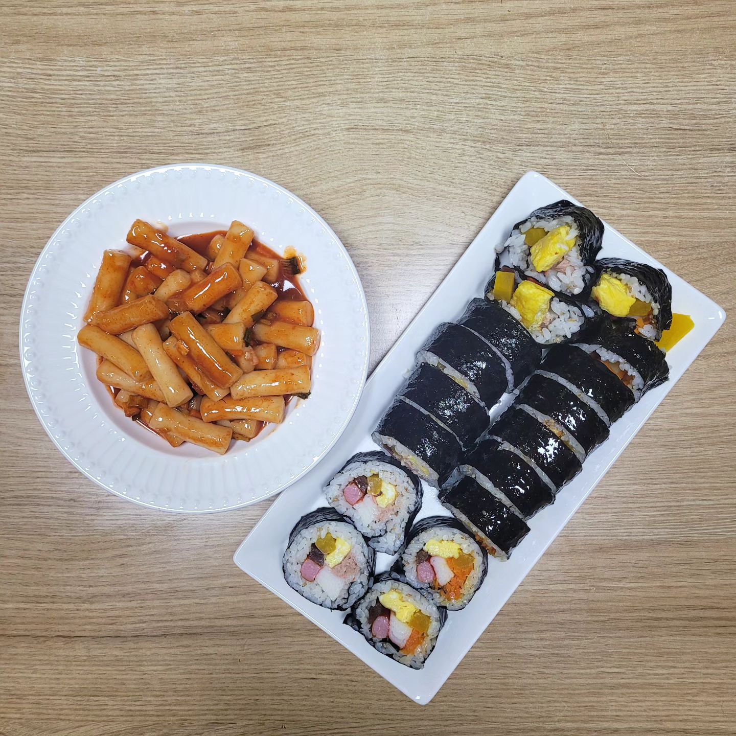 요즘
어쩌다사장부터 
백사장까지 핫한 김밥 ㅋㅋㅋ

불금에 김밥말기

1인당 
야채김밥한줄
참치김밥한줄
떡볶이까지~~~

남편 2줄
아들 3줄
딸 1.5줄
저는 1.5줄

총 8줄 만들어서
진짜 배터지게 먹었네요😚

아쉬운건 급 메뉴를 정해서 
오뎅이 없어서
오뎅국물을 못먹은게 아쉽

아~~ 그나저나
탄수를 넘 먹었다는 💦💦💦
그래두 집밥이니까 ㅋㅋㅋ

#김밥 #불금 #집밥메뉴 
#분식스타그램
#분식데이