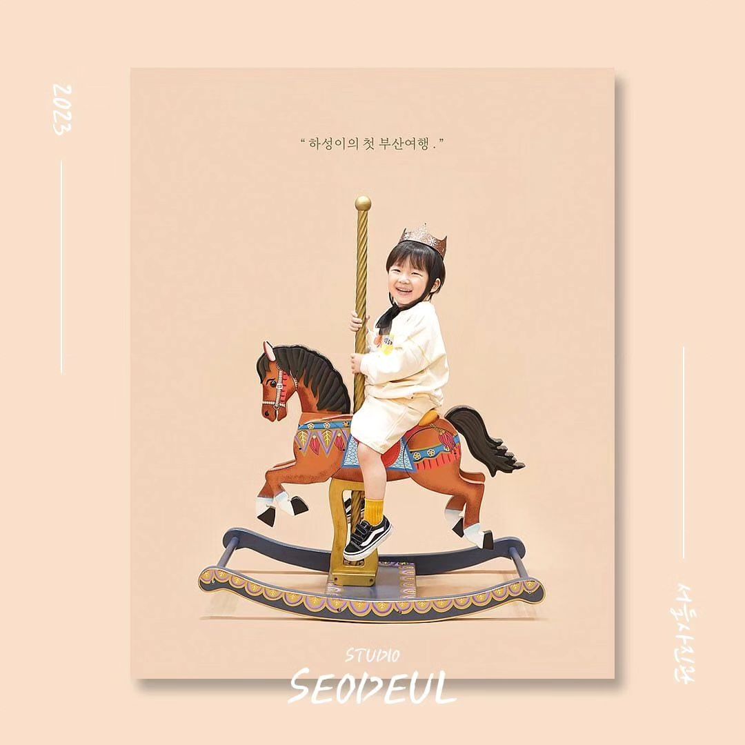 #내돈내산후기

🎠 

하성이의 첫 부산 여행을 어떻게 하면 
오래도록 기록해주면 좋을까 고민하다가
직접 알아본 서들사진관 (studio__seodeul ) 

작가님 덕분에 하성이도 너무 즐겁게 
찍어서 그런지 사진도 너무 예쁘게 나왔어요 🤍
두번째 사진도 너무 예쁘게 나왔죠 〰️

/

사실 모든 컨셉이 모두 다 예뻐서 
어떤걸 찍어야할지 고민이었는데 ,
처음 눈여겨봤던 컨셉으로 픽했답니다 🎼

1인 작가로 운영되는 만큼 너무 꼼꼼하시고
친절하게 안내해주시니 우리 아이와 함께 부산가시면 
꼭 ! 서들사진관에서 예쁜 추억 담아오세요 🌠

/ 코디룩 #ootd happyprince_official

#서들사진관 #부산사진관 #1인작가 #부산스냅 #부산스튜디오 #부산아기사진 #아기사진 #아기스냅 #babysnap #snap #busan #부산여행 #busantrip #여행스타그램 #사진기록 #아기성장사진