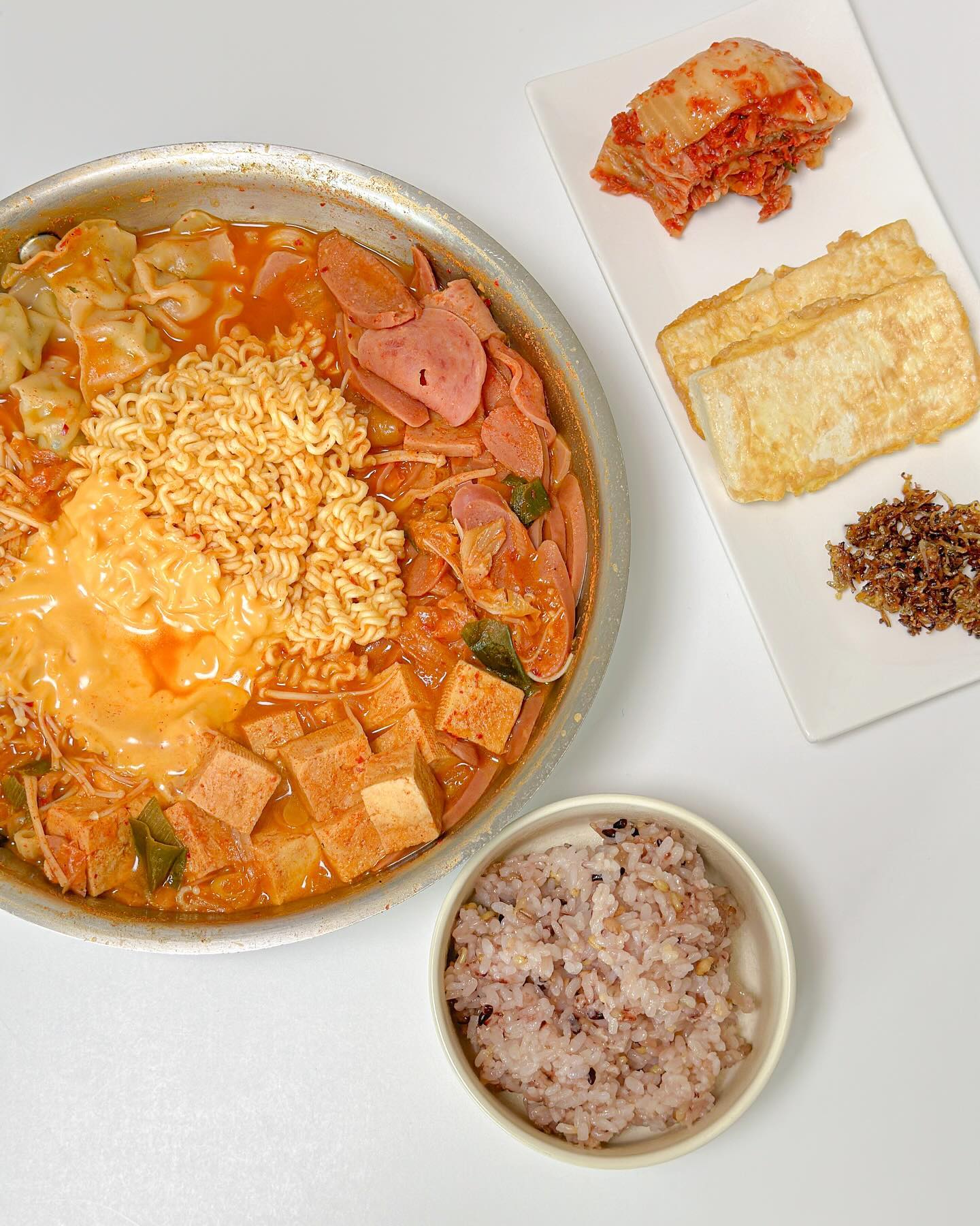 #제품제공 #괜찮은한끼

햄이 가득 맛이 착한
‘괜찮은 한 끼’ 부대찌개

재료 넣고 간편하게 물만 부어 보글보글🍲

육수를 우려 엑기스를 만들고 진한 엑기스를 
섞어 맛을 낸 착한 다대기를 사용해
시원하고 칼칼한 국물에 잘 익은 
국산 숙성김치 그리고 국내산 돼지로 만든 
햄, 소시지 5종이 먹기 좋은 크기로 푸짐하게
들어 있고 슬라이스치즈 한 장이 통째로 들어있어 
진한 맛과 고소함이 퐝퐝
자극적이지 않고 깔끔한 맛에 반하게 되는
괜찮은 한 끼!!

HACCP 인증으로 안심하고 먹을 수 있고
2인분이지만 3인이 먹어도 충분 :)

⠀
📍평촌역 괜찮은 한 끼
평촌 학원가 올리브영 건물 1층 복도 안쪽에 위치
무인 매장, 온라인 구매 가능

⠀
#캠핑부대찌개 #부대찌개밀키트 #부대찌개맛집 #캠핑요리 #부대찌개만들기 #부대찌개양념 #부대찌개소스 #캠핑밀키트 #캠핑용밀키트 #평촌학원가부대찌개 #평촌학원부대찌개 #평촌괜찮은한끼 #국물요리 #밀키트추천 #부대찌개레시피 #부대찌개재료