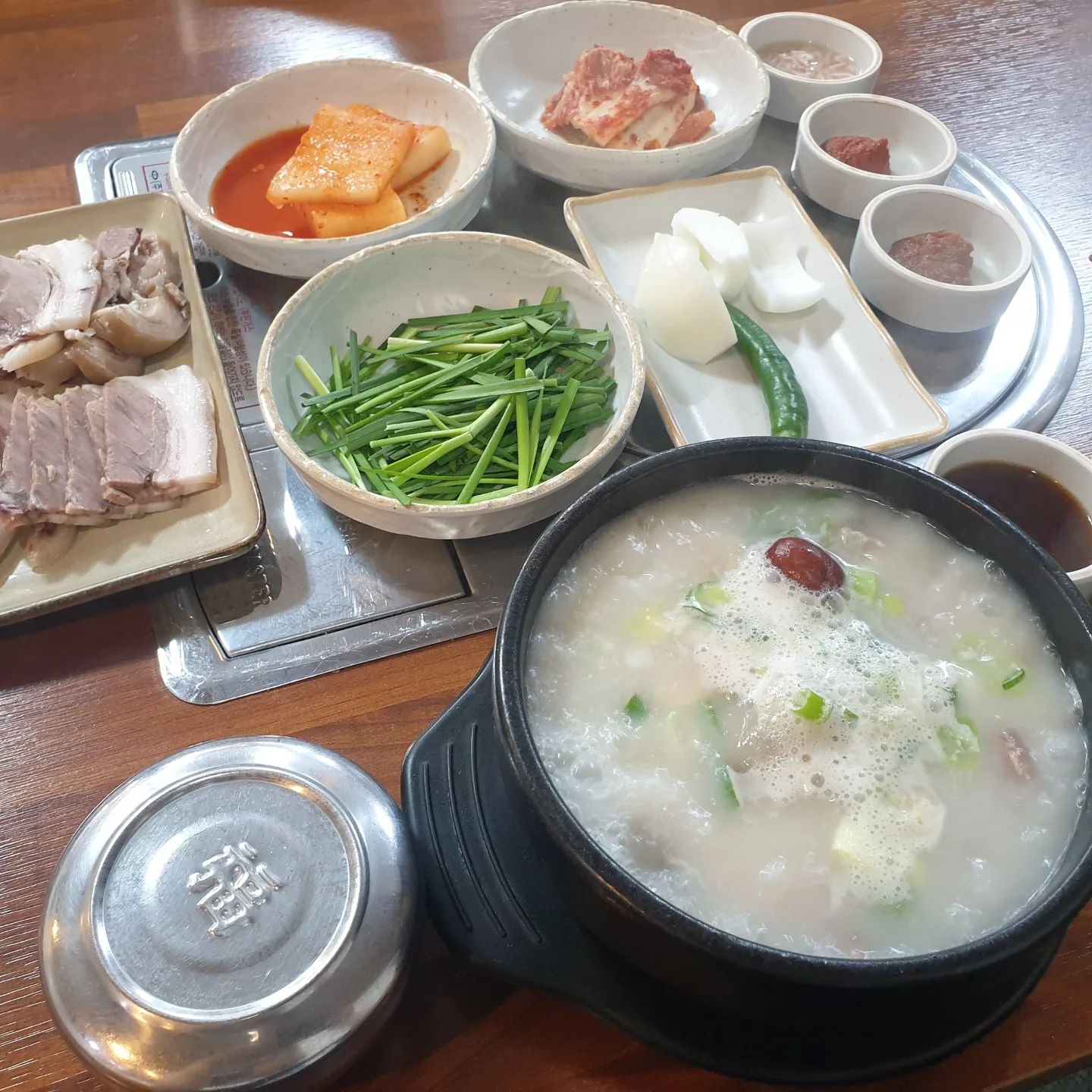 #협찬
20년 한식대가가 만든
진한 사골육수 순댓국

비계도 없고, 당면순대도 사용하지 않는 이곳

원하는 스타일대로 골라먹을 수 있어서 더욱 좋아요

비법 레시피로 만든 얼큰순댓국은
이곳의 베스트셀러
오늘은 도가니탕을 먹어보자~
뼈에 붙어 있는 신선한 도가니그잡채

정말제대로만든 도가니탕 원하신다면
이곳 강츄요

#주안국밥 #미추홀구국밥 #인천일등순대국 #인천국밥맛집 #도가니 #도가니탕 #권사부순대국 #권사부순대국본점 #도가니탕맛집 #리뷰노트