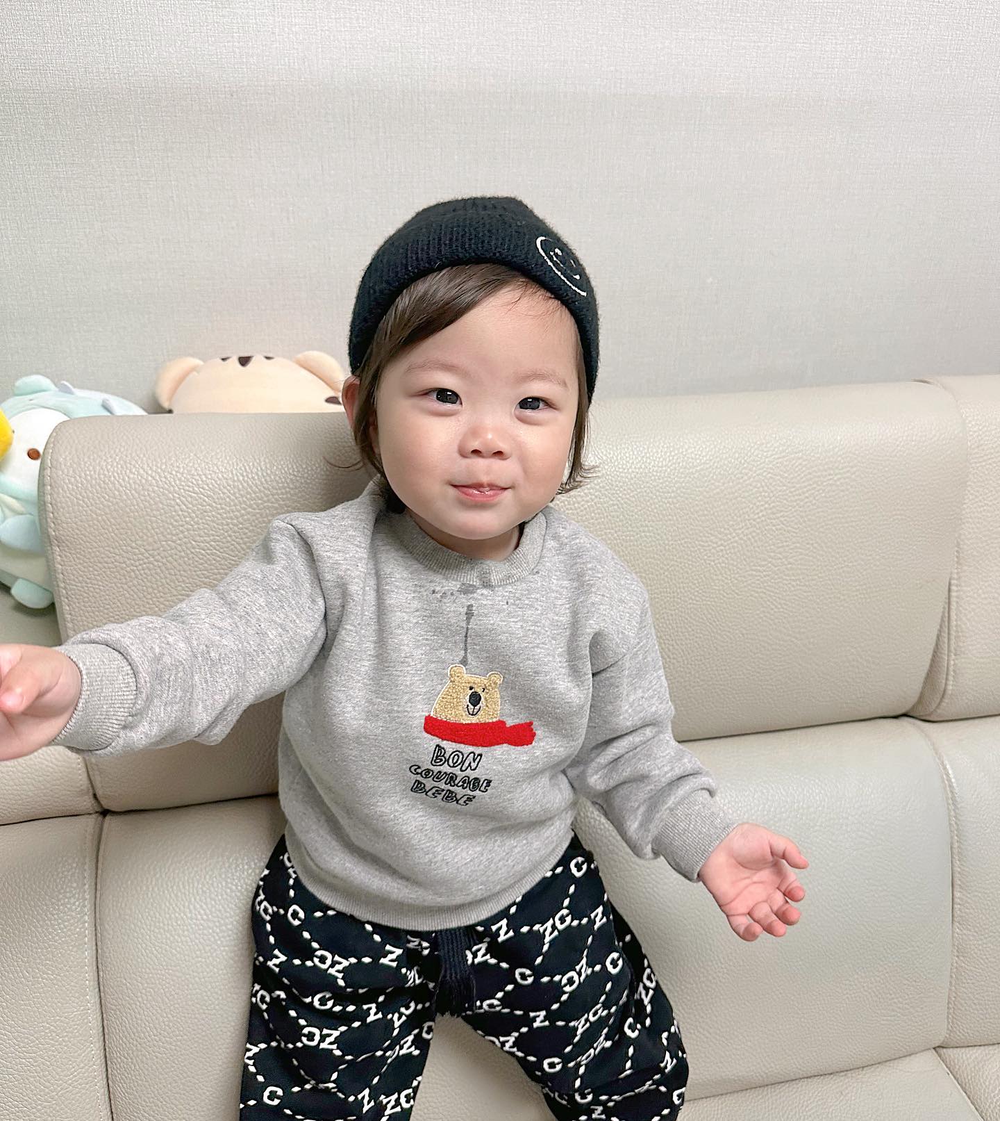 #오늘등원패션 
 
밤 늦게 올려보는 오등완✌️
 
오늘의 데일리룩 귀염이 기모티셔츠를
#위드유앤베베 마켓 이모야가 보내주셔서
예쁜 등원룩 입고 어린이집 다녀왔수호🙈
 
어금니 나는중이라 침 질질, 침자국 부끄,,,
그래두 제법 귀엽게 잘 어울리쥬?💚💚💚
 
 
 
 
등원룩, 육아꿀템은 __with_yean 
이벤트맛집이니까 구경 가보쟈요.ᐟ.ᐟᰔ
