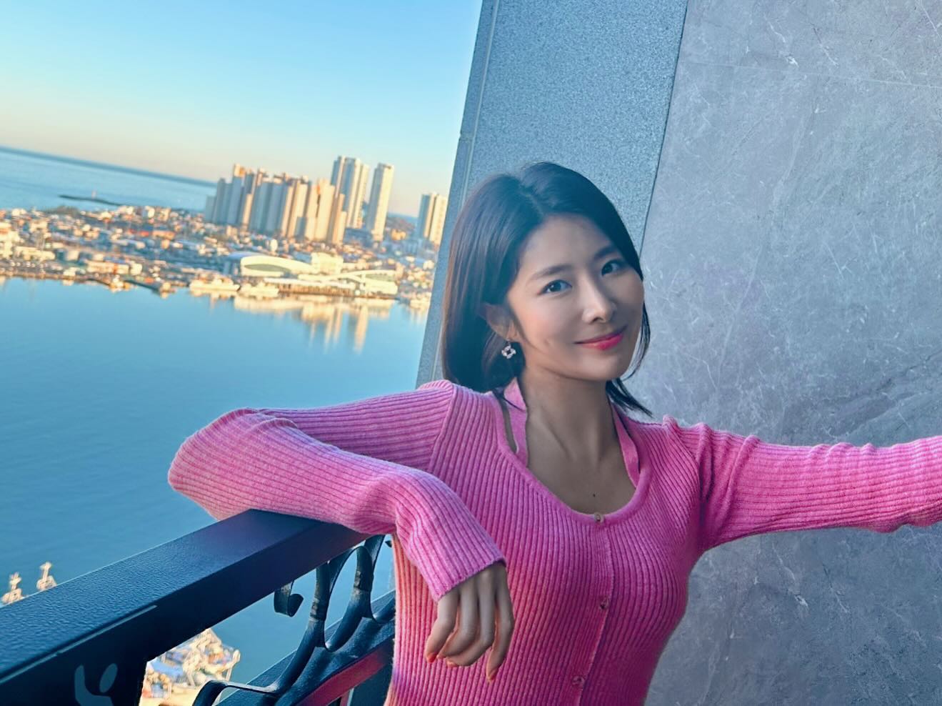 행복한 주말입니다🩵#슬림앤틱스체험단이벤트 

연애하면서 식단에 소홀해졌는데요,
바프 리즈시절 때 보다는 아무래도 살이 좀 붙어서 
다시 다이어트를 시작해볼까 마음 먹고 있던 와중에!

가르니시아+프로바이오틱스+비타민C+마그네슘+셀레늄이 들어있는 #슬림앤틱스 를 만나게되었어요:)건강과 체지방감소까지 챙길수 있는 제품이죠?

 제가 레몬맛을 좋아하는데 매일 저녁 하루에 한번만 350ml물에타서 마시고 있는데 상큼하니 맛도 좋아여:)개인적으로 요 녀석 가장 맘에드는 점은 자기 전이나 아침에 시원한 배변활동에 도움을 제대로 준답니다ㅎㅎ 개운하게 비워내면 맛있게 먹고도 찜찜하지 않다는거., 아시는분들 계실거예요😖🙂
#프로다이어터 #슬림앤틱스 #체험단모집 #씨크루즈호텔 #뽀양이가 찍어준🩵

지금부터 오늘 자정까지만 5분 “슬틱💛” <요렇게 댓글 남겨주시면 랜덤 추천해서 체험단 선정-오늘 자정내로 공지드리겠슴당💛
축하드립니다 dm드릴게요💛👉z5nee__
yuhyeon0618 
ju_hyiii 
su__s0
hwangeunji96
참여 감사드려요! 다 당첨드리고 싶은 맘이었습니다🥹
다음 기회를 기대해주세요오.,🙏💛
