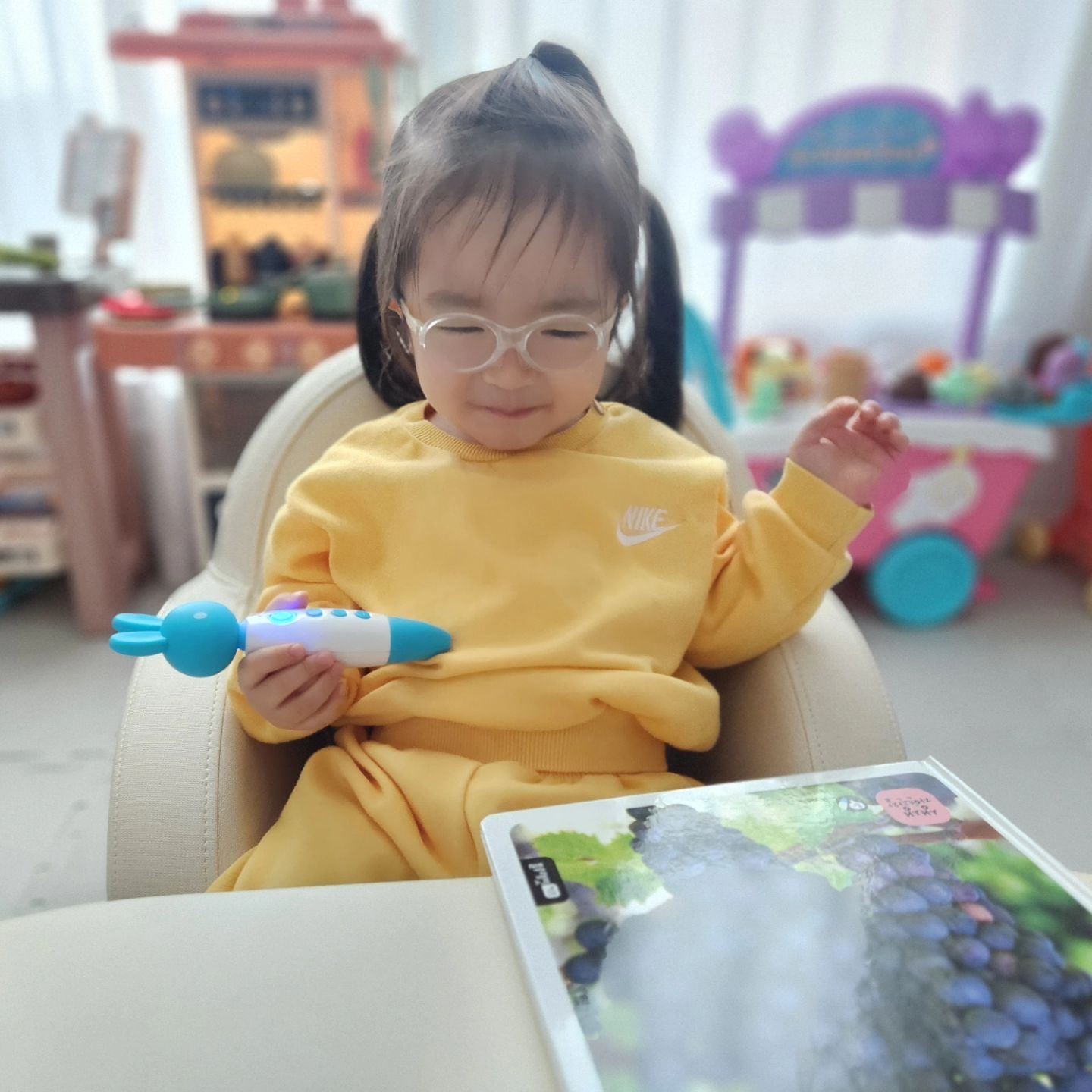 #협찬이지만진심을담은솔직후기 bluerabbit_official_korea

우리 땡자의 23개월 인생에 가장 크게 자리잡고있는 #블루래빗
교구와 전집 모두 구성도 너무 좋고, 우리 땡자도 너무 좋아하기때문에 정말 열심히 활용하면서 즐기는 중이예요.

이제 인지능력도 높아지고, 사물에 대한 관심이 높아지는 시점이 다가오다보니 산책을 나가거나 여행을 떠나면 이것저것 호기심이 많아지면서 질문이 늘어나고있어요.
그래서 우리 땡자를 위해 블루래빗 생생자연관찰을 들여왔습니다.

책을 너무 좋아하는 우리 땡자.
책상에 앉아 책을 읽으며 이야기를 듣는걸 좋아하는 23개월 아이이다보니 책도 보면서 오감도 자극할수있는 생생자연관찰이 우리 땡자에게 딱이었어요.

​본책 60권 + 스티커북 60권 + 추가구성 5종으로 구성되어있어요.
특히나 이 토끼펜! 우리 땡자가 아주 꼭 쥐고 재미있게 즐기고있어요:)

본책에 토끼펜을 가지고 활용할 수 있어요.
토끼펜은 엄마아빠처럼 친근하고 다정한 느낌의 목소리로 본책을 술술 읽어주는데요.

​흥미로운 동물의 울음소리 뿐만아니라 재미있는 효과음, 즐거운 동요까지 들려주기때문에 우리 땡자와 둘도없는 친구가 될 수 있겠죠^-^

​우리 땡자는 어린이집에 다녀오자마자 자기 방으로 들어가더니 생생자연관찰 본책들 중에 자기가 보고싶은 3가지를 꺼내서 책상위에 올려두었어요.

​아이들은 참 신기해요.. 토끼펜을 책에 가져다대면 소리가 나는건 알려주지않아도 어떻게 아는걸까요?
토끼펜을 직접 켜서 생생자연관찰을 즐겨봅니다.

토끼펜에서 흘러나오는 이야기가 너무 재미있는지, 흥미롭게 들으며 우와 우와! 를 연신 말해봅니다.
흥미로운 생생자연관찰의 이야기를 들으며 우리 땡자도 쑥쑥 성장하겠지요.

​오감으로 만나는 자연의 감동.
블루래빗 생생자연관찰을 통해서 느껴보실 수 있는데요.

​우리 주변의 동물들은 집안이나 동물원, 사육장에서.. 과일이나 채소들은 시장이나 마트에서 손질된 모습으로 만나볼 수 있어서 아이들에게는 그 모습이 자연스럽게 여겨질 수 있어요.

​제한된 환경에서도 자연의 본모습을 만나볼 수 있는 블루래빗 생생자연관찰을 통해 우리 땡자가 자연의 아름다움과 소중함을 느끼고, 자연속에서 사람과 더불어 살아가는 소중한 존재로 인식하게 되는 계기가 될 수 있어요.

​앞으로 블루래빗 생생자연관찰과 함께하는 우리 땡자의 즐거운 일상을 재미있게 보여드릴께요^-^

#국민전집 #생생자연관찰 #자연관찰 #유아전집 #블루래빗자연관찰 #자연관찰전집 #전집추천 #자연관찰추천 #누리과정 #초등교과과정 #통합사고 #체험학습 #탐구사고력 #자연관찰책 #토끼펜 #블루래빗전집 #증강현실 #0세전집추천