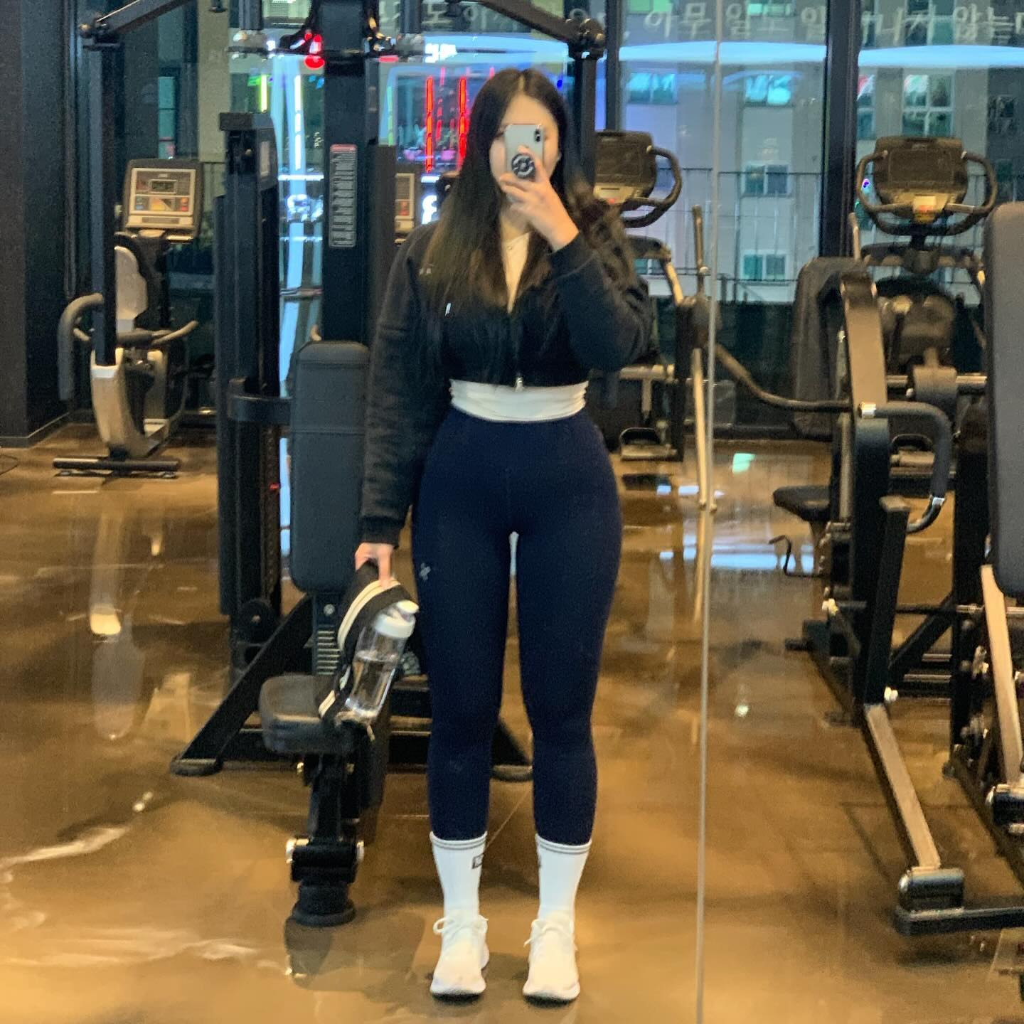 헬스일기 📝

자극이나 고립은 별개로 오늘은 벤치프레스 무게올리자고 생각해서 하체에 신경을 좀 더 써봤다

더 효율적으로 무게를 올리려면 하체를 이용해야한다 
벤치는 상체운동인데 하체는 왜? 냐고 할 수 있겠지만
상체 힘에도 한계가있다
특히 여자들은 벤치 빈봉도 들기힘들어한다

근육의 비대를 위해서라도 하체의 힘을 개입시켜 더 많은 무게를 안전하게 다루고 근육의 비대를 유도해야한다

근비대? 우락부락시러잉 ~ 해서 근력 운동안한다면 진짜 바보다 🤦🏻‍♀️
생각한 만큼 근육이 비대해지기 어렵고 1kg의 근육 늘리기도 힘들다
가슴운동한다고 쭈쭈 커지는건 아니지만😅..

아무튼, 발바닥은 바닥을 밀어주면서 밀려올라오는 등 상부는 벤치에 강하게 말뚝을 박는다 생각하며 지지해준뒤 봉을 밀어 올리게 되면 상체가 단단히 고정이 되어 더 안정감 있게 벤치프레스를 밀어올릴 수 있게 된다

그래서 축구 풋살 뿐만 아니라 헬스할 때도 미끄럼방지 잘 되어이있는 논슬립양말도 신어주고 매번 운동하는 중!!

2023년 헬짱이될거야! 라고 패기있게 말했지만 헬짱은 멀었네..

뭐그래도 매년 조금씩은 발전해가는거 재밌잖아 ~♥

양말은 삭스온탑 _socksontop_ 
벤치 손목보호대는 브렁크 brunk.official