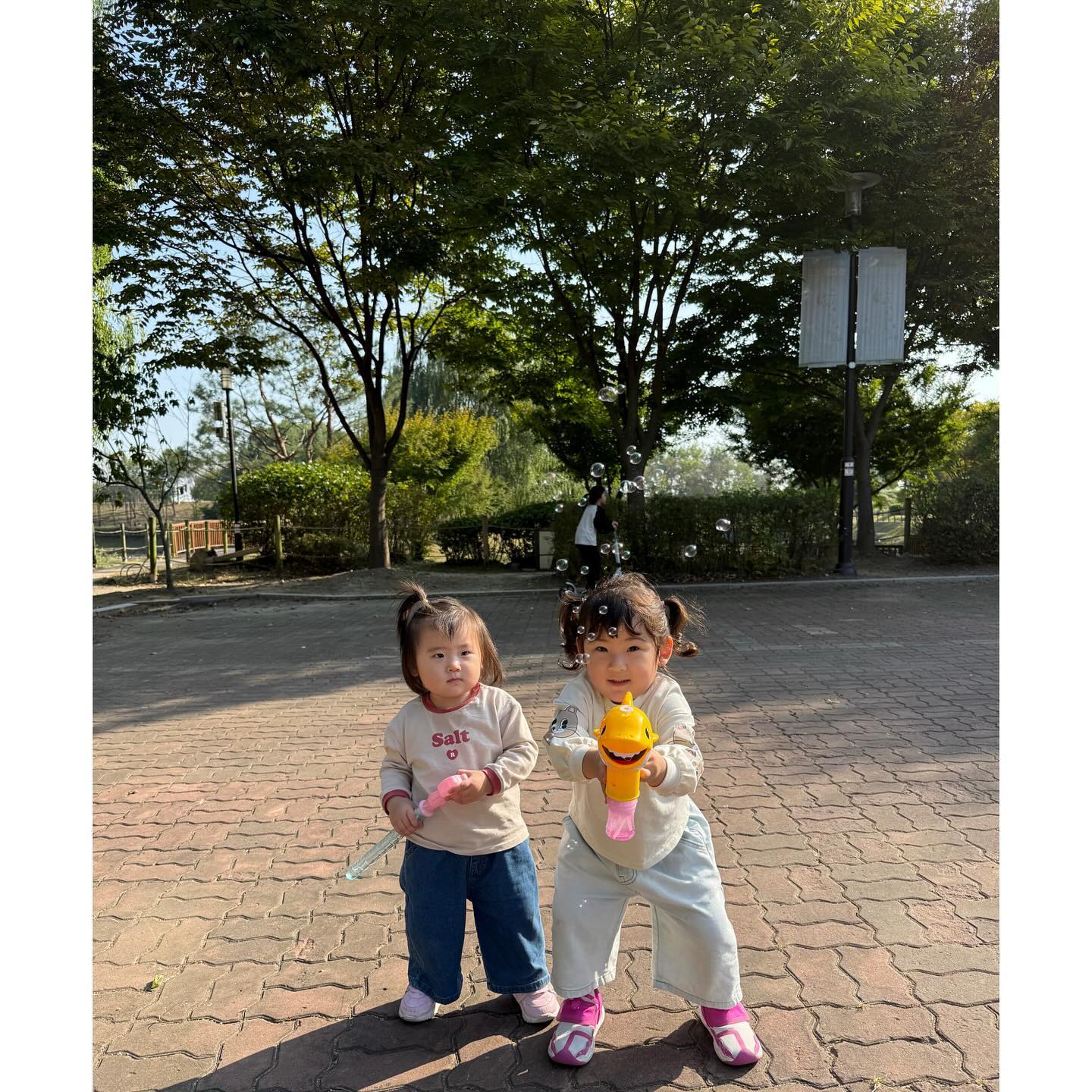비눗방울 하나에도 행복해 하다니🫧🤍
이렇게 보니까 아솔이 많이 컷당👶🏻

사진 찍기까지 과정은 나만 아는 비밀로,,,,⭐️