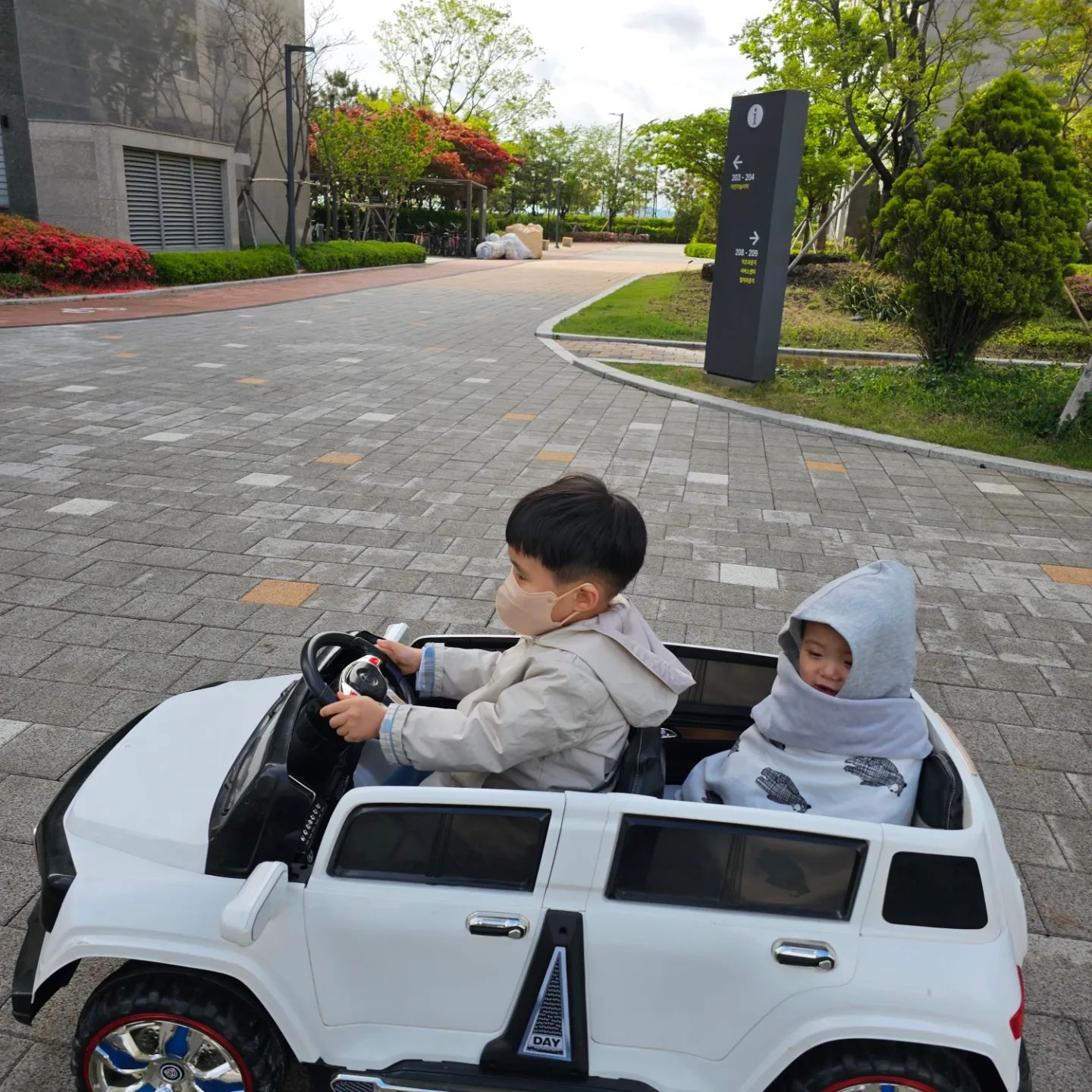 2인용 전동차가 집에 왔다
유모차 2대에 웨건에 자전거에 킥보드에 이젠 전동차구나
이 추위에 돌돌싸고 나가야 하는 둘찌의 서러움😭
뽕뽑자 아빠 힘내세요 해뜨면 이제 무조건 나가야 함🤨

#2인용전동차
#불빛반짝
#음악쿵짝
#퇴근후한바퀴씩
#뽕뽑으세
#덥고춥고비오면못탐