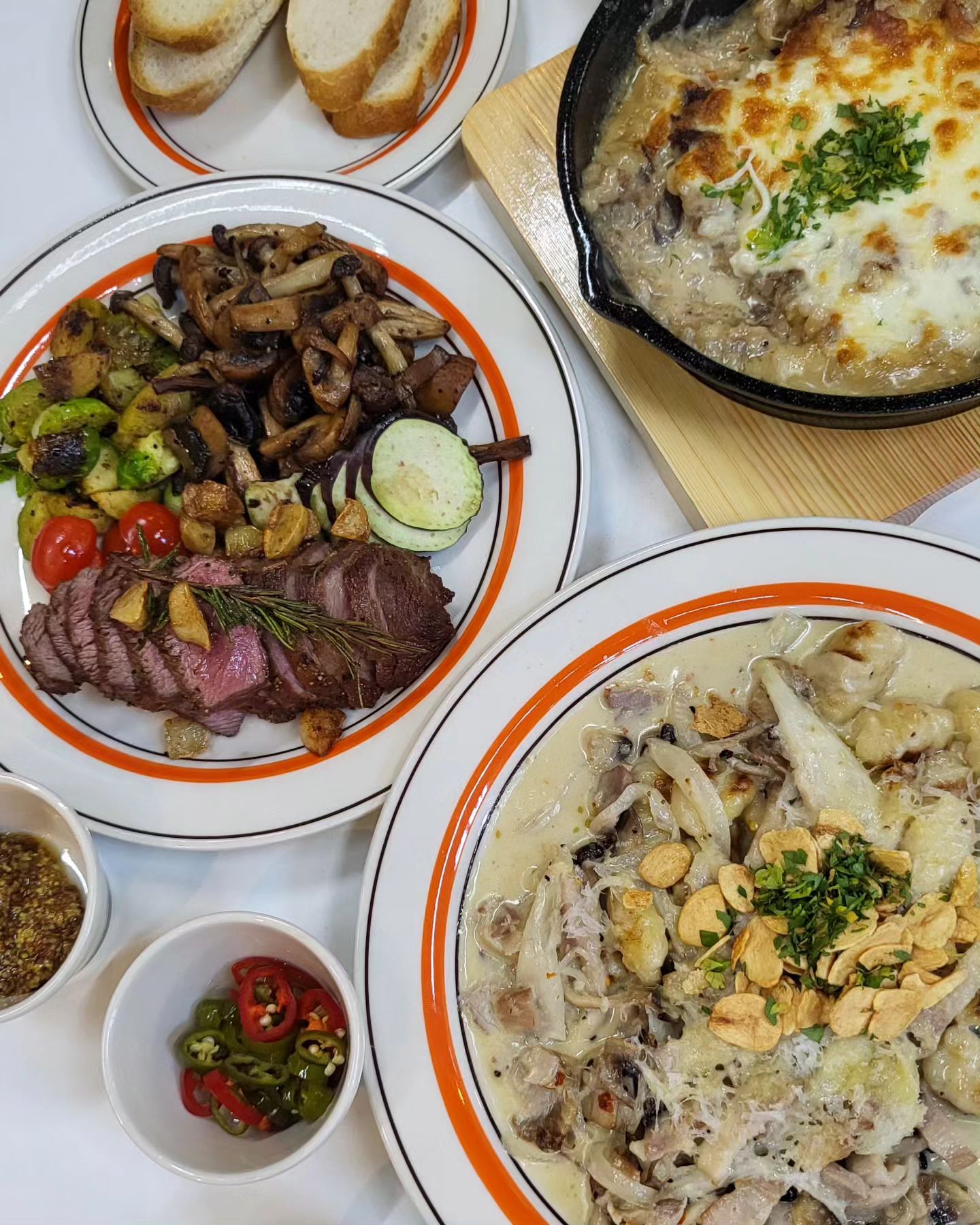 ✨️세련된 언니야들이 먹는 맛✨️
동성로 좋아하는 엄빠ㅋ🧔♂️🧔♀️ㅋ
아가야 데리고 시내 나가서 외식 하려면
여러가지 이유로 메뉴가 아주 한정적인데
오늘 다녀온 피코그린에선 아기랑 외식 가능염💖
플랜테리어로 가득한 초록초록한 공간과
직원 선샘미(예쁜언니)의 따뜻한 배려와
음식에 조예 깊은 오너 셰프 사장님의
오더 즉시 만들어서 내주는 요리들까지
어느 하나 부족한 부분이 없었던 곳!
뇨끼(16.9)
찐-한 크림소스라서 무조건 맛없없인데
버섯이랑 베이컨이 듬뿍 들어있어서
스푼으로 떠먹으니 열라 짱맛\(^^)/
부채살스테이크(29.0)
원래 아기 주려고 오더 했는데
엄빠가 더 맛있게 먹고왔다는 tmi
스테이크 육질이 너무 부드럽고
구운 야채 가니쉬가 푸짐해서 같이 먹으니
빠지는 맛 하나도 없이 갓벽ㅋ_ㅋ
불고기리조또(13.9)
단짠에다가 모짜렐라치즈까지
촤라락 뿌려져있으니 말모?
띤빠랑 둘이서 안남기고 싹 다 먹고 왔쯤용
식사 다 했을쯤 챙겨주신 아이스크림🥹 최고쨩
울 애기능 집에서 구워갔던 감자도 먹고
피코그린에서 내주신 바게트도 뇸뇸하고
3인1조 즐거운 식사시간이었쯤미댜🧔♂️🧔♀️👧
#대구중구카페#동문동카페#대구브런치카페#동성로브런치#대구교동브런치#교동카페#동성로카페#동성로브런치#대구동성로맛집#대구카페펍#대구하이볼#동성로하이볼#동성로분위기좋은카페#교동브런치#피코그린