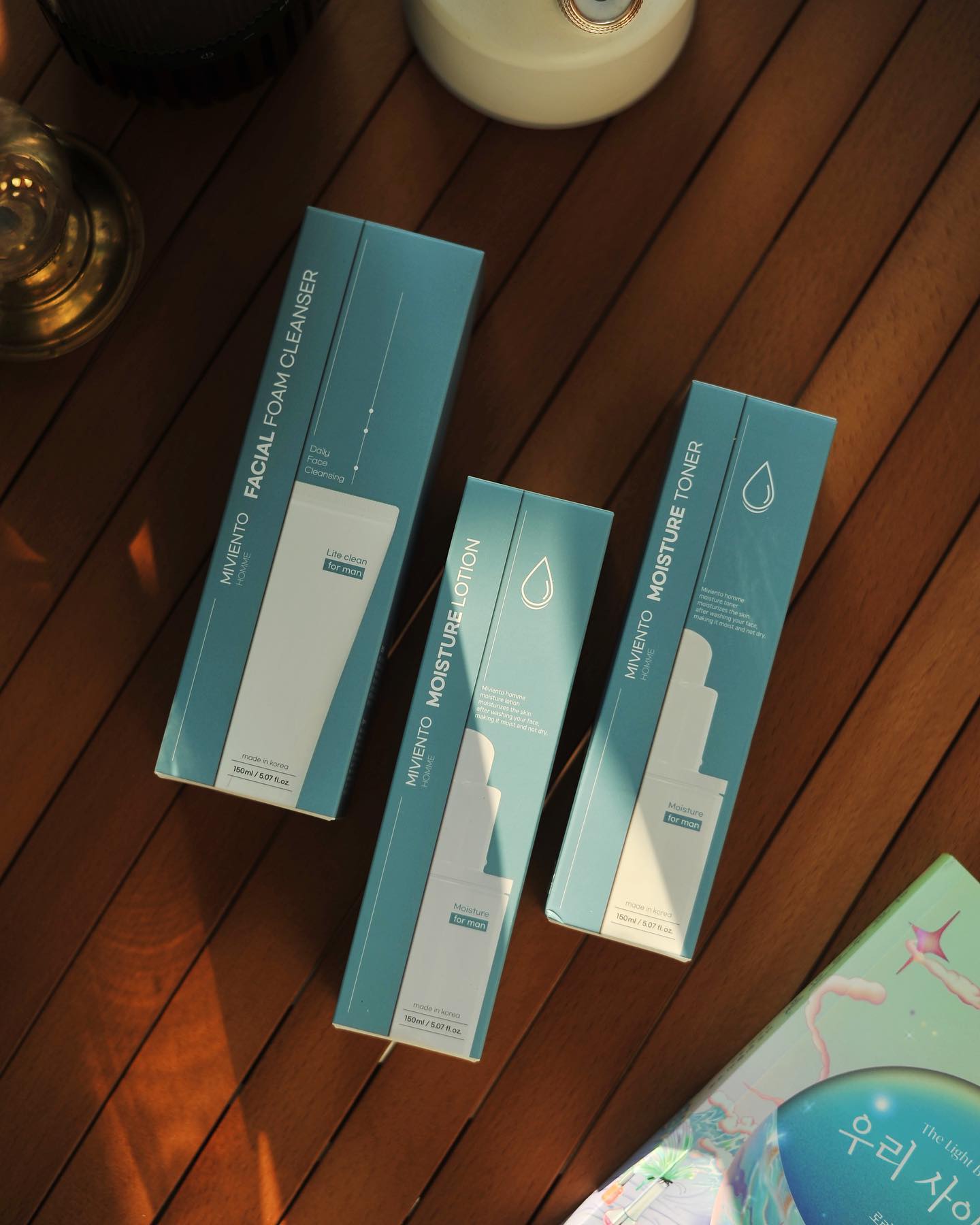 #협찬
.
[미비엔토 보습3종]
.
미비엔토 보습라인 3종 세트는
폼클렌져+토너+로션
이렇게 3종으로 구성되어 있습니다^^
.
폼클렌져는 노폐물을 씻어내는 세안제로
스쿠알란 성분이라 하여 올리브에 있는
식물성 성분을 사용했다 합니다~
.
토너는 워터타입으로 피부에 빠르게 흡수 될수 있또록 하는것이
장점으로 사용 후 개운함과 산뜻함을 느낄수 있습니다^^
.
마지막 로션은 부드러우면서도 묽지 않고
강력한 보습을 자랑합니다
또한 천연향으로 부드러운 느낌의 로션이예요~
.
미비엔토 토너와 로션에는
하이드폴라이즈드, 하이알루로닉애씨드 성분이 함유되어 있어서
보습유지 기간이 뛰어납니다!
.
가을부터 시작해 겨울까지 건조한 나날들이 이어집니다
건조해지는 피부를 위해 보습제품 고민하시는 분들은
미비엔토 3종 세트 한번 사용해보심도 좋을듯 합니다^^
.
.
#협찬 #미비엔토 #남성용화장품 #남자화장품 #천연향화장품 #남성기초화장품 #남자로션 #남자스킨 #남자폼클렌징