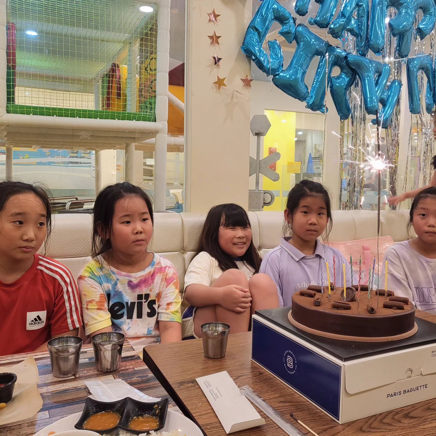 #생일 #미리생파
#초딩생파🎉  #생일파티🎂 

사랑짱 친구들이랑 생일파티 
즐거워보이는구나👀👀