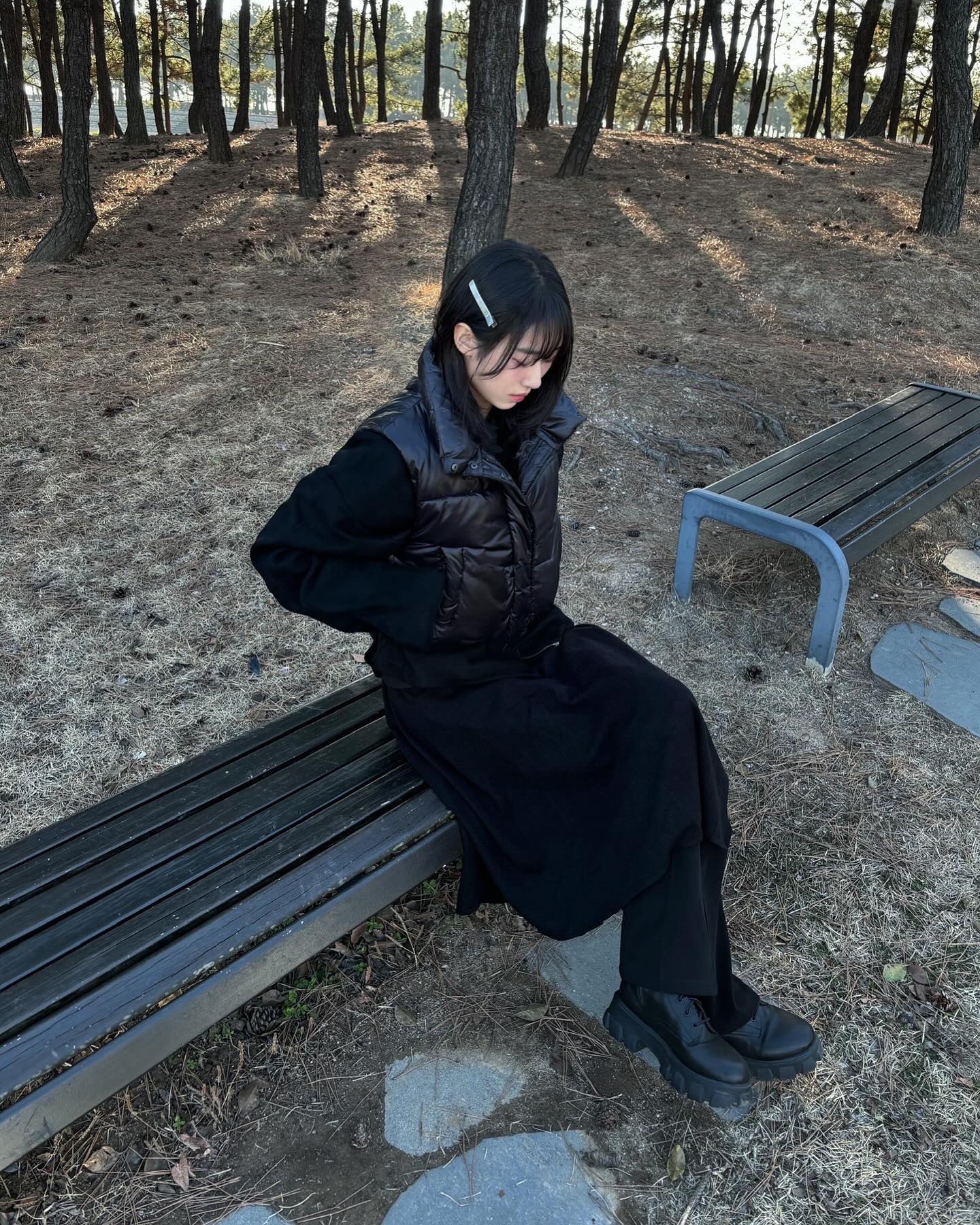 🌬️

.
.
.
.
.
#올블랙코디 #숏패딩코디 #레더자켓 #셔츠 #슬랙스 #스커트