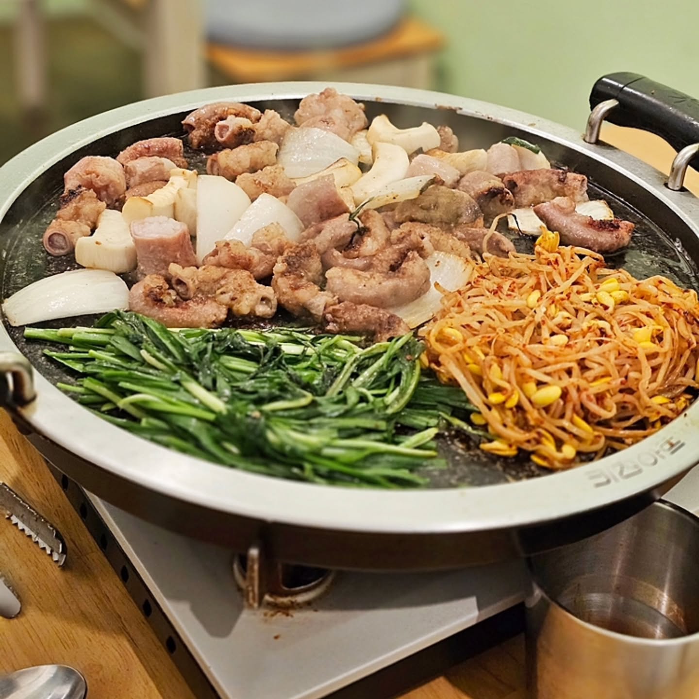 #우리동네맛집

며느라기 💸지갑 열린날!!

요즘 시골 작업실 셀프인테리어 하느라
오빠랑 아버님이 너무 고생하셔서
오랜만에 며느리가 쏜다❤️

집근처에 곱창구이 맛집이 있었다니!!
주방에서 1차 초벌로 나와서
깔끔하고 맛있게
곱창구이를 즐길 수 있는곳🥓

#무거동소꿉친구

🍴돌곱창 구이 (1인) - 13,000원
🍴돌곱창 전골 (1인) - 12,000원

✔울산 남구 신복로22번길 28 현대프리빌 상가 104호
✔무거동 현대프리빌 빌딩 1층 상가
✔무거공영주차장 맞은편
✔매일 16:30 ~ 23:00
✔매주 일요일 정기휴무

❌️주차장 없음
✔️무거공영주차장 유료주차가능

#무거동맛집 #무거동곱창맛집
#무거동곱창구이 #무거동곱창전골
#무거핫플 #울대핫플