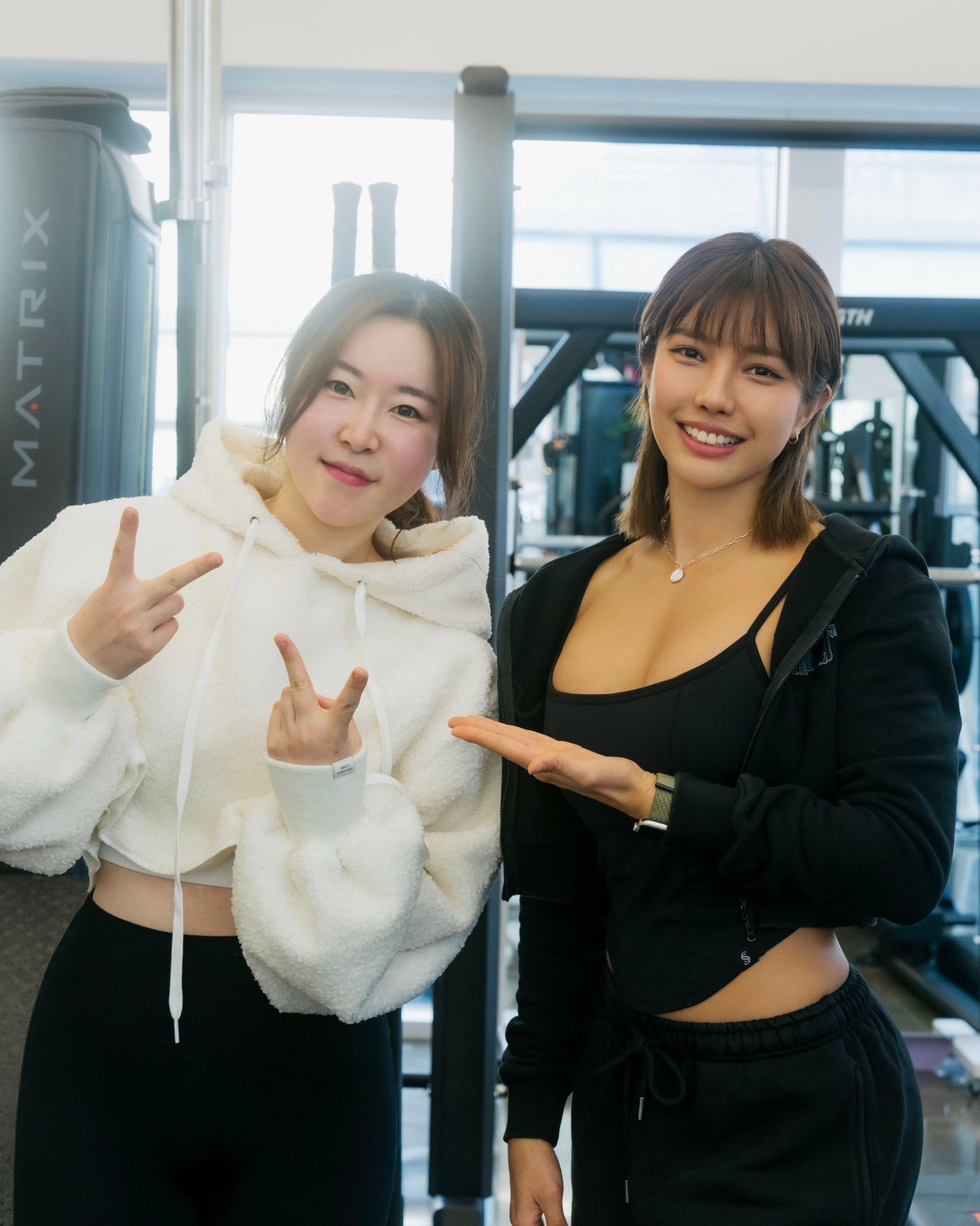 은영언니 덕분에 서진선수님과 함께하는 영광을 가졌다 💐

엉덩이 타겟으로 워밍업만 하고왔는데 엉덩이 근육통이 말도 못한다 자고 일어났는데 처음 느끼는 근육통에 깜짝 놀람🤣

스쿼트 할때 엄지 발가락 들리는 느낌 난다고 하니 자세 봐주시면서 내 발과 무릎이 어느쪽으로 가는게 편한지 척척박사처럼 알아봐주심!!

평소에 통증때메 안하는 자세를 하다가 골반이랑 허리쪽 아프다고하니 하나하나 꼼꼼히 봐주시면서 병원 꼭 가보라고 🥲 ㅋㅋㅋㅋㅋㅋㅋ

다 나으면 다시 와서 제대로 운동 알려주겠다고 해주셨다 완전 천사 🥹💕

워밍업으로 엉덩이가 이정도로 자극이 오다니 진짜 그동안 내가 한 운동은 뭔가 싶다 🤔

나도 언제가 꼭 서진 선수님과 함께 비키니반 수업 들어가고싶다 서울 사는 사람들 부럽다🫰🏻

진짜 너무 좋은 기회로 knockproject 다녀왔습니다 ❤️