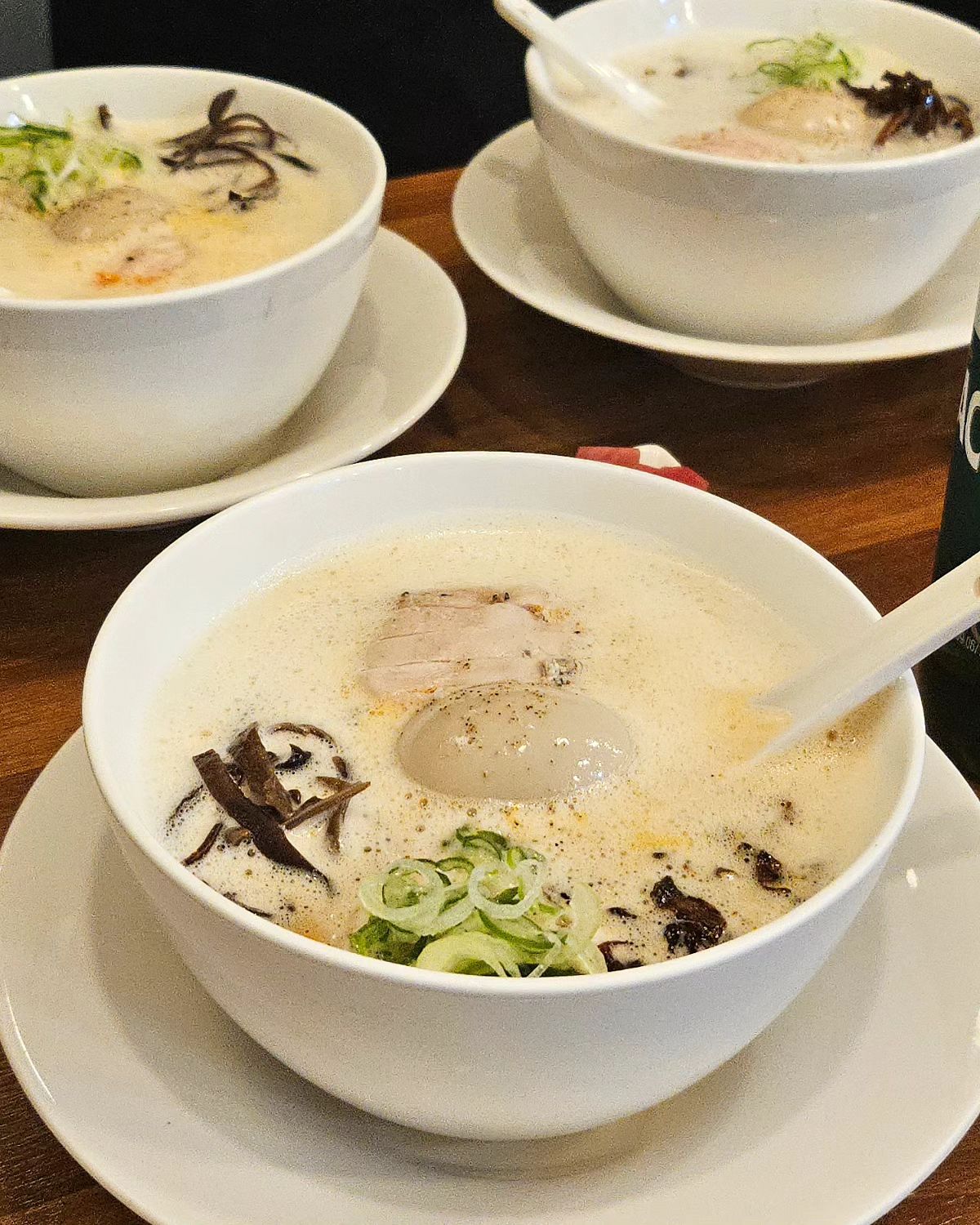 백쉰여섯번째 냠❗

🍽 오레노라멘 인사점
🏠 서울 종로구 율곡로 49-4 1층
💵  카라빠이탄 11,000원

냠냠이들 오늘 첫눈이 내린 거 같은데 다들 보셨나요~?🌨 첫눈...하얀거...뽀얀 국물... 생각이 흘러가다가... 지난번에 다녀왔던 라멘집이 떠오르더라구요ㅋㅋ😆 여기는 무려❗️미쉐린 가이드 5년 연속의 라멘집입니다👋🏻❗️

메뉴는 토리빠이탄, 카라빠이탄으로 2가지가 있고, 저는 매콤함을 좋아해서 카라 빠이탄으로 주문을 했습니다! 라멘은 자리로 갖다주시는데, 처음 라멘을 본
순간 하얀 국물이라 크림이 연상이 돼서 느끼하려나? 싶었지만 보기와는 다르
게 느끼하지 않고 국물이 깔끔 고소 담백 하더라구요💕

매운 양념이 살짝 들어간 거 같은데, 제가 먹기에는 봉지라면들보다 매운감이 없어서 매운걸 못드시는 분들도 카라빠이탄을 드실 수 있을거 같아요! 드시다가 김치가 필요하시다면 직원분께 요청하시면 제공해주십니당!

토핑 된 닭고기도🐔 부드럽고, 계란은 반숙🥚으로 되어있어서 반으로 갈라 국물에 적셔 한입 먹으면... 담백 고소 짭조름한 느낌을 맛보실 수 있습니다❗️라멘의 면은 일반 라멘집에서 나오는 면보다 얇으면서 살짝 알단테 느낌의 바작바작한..? 느낌이었어요

눈도 오고~❄️ 진짜 겨울이 왔나봐요...!! 냠냠이들 모두 감기초심하세요~♥️