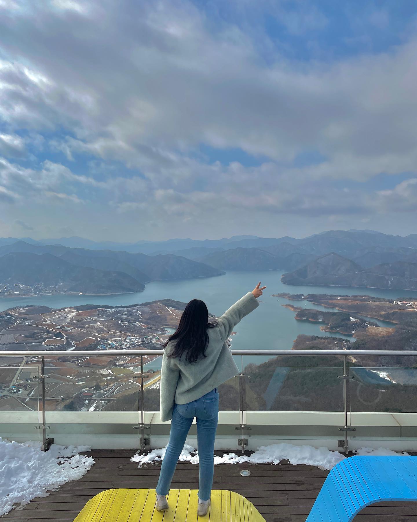 서울 근교 호반설경이 가득한 곳☃️🤍

서울에서 2시간이면 갈 수 있는 곳이에요❕
케이블카 노선이 긴편으로 10분정도 즐길 수 있어요 🚠
비봉산 풍경이 한 눈에 내려다보이는 곳으로 포토 스팟이 가득📸

타입캡슐부터 카페까지 자리잡고 있어 즐길거리 한가득🫶🏻
특히 눈 내릴때 타면 겨울 그 잡채…☃️

서울 근교에서 겨울을 만끽하고 싶다면 방문 어떠세요〰️⁉️

📍#청풍호반케이블카 
✔️ 충북 제천시 청풍면 문화재길 166
✔️ 주차 : ⭕️ (넓은편이며 무료)
➡️ 일반 캐빈 대인 기준 18,000원 
➡️ 크리스탈 캐빈 대인 기준 23,000원 

📝 2월 동계 휴장이 지나면 모노레일도 개장하니 함께 즐기는걸 추천드려요🚡