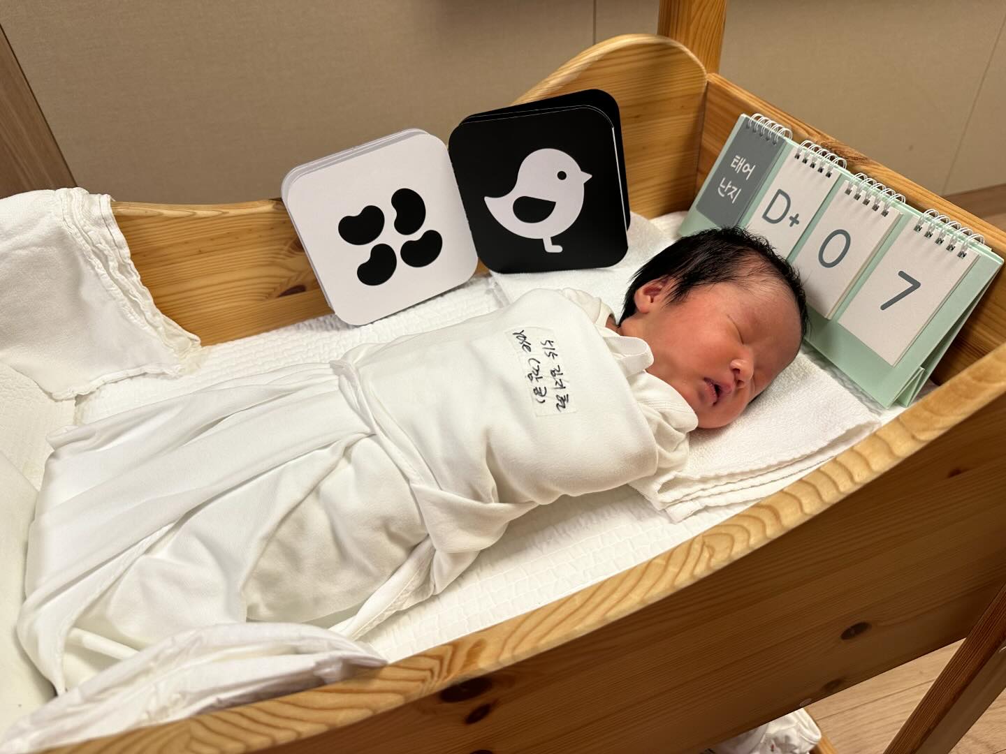 #태어난지 9일째

귀여운 내 아가 👶🏻♥️
잘 먹고 잘 자서 예쁘다 😊
(하지만 조리원 한정이겠지..?)
딸은 아빠 많이 닮는다더니 
볼수록 남편 많이 닮아서 신기
숨은 내 유전자 찾기