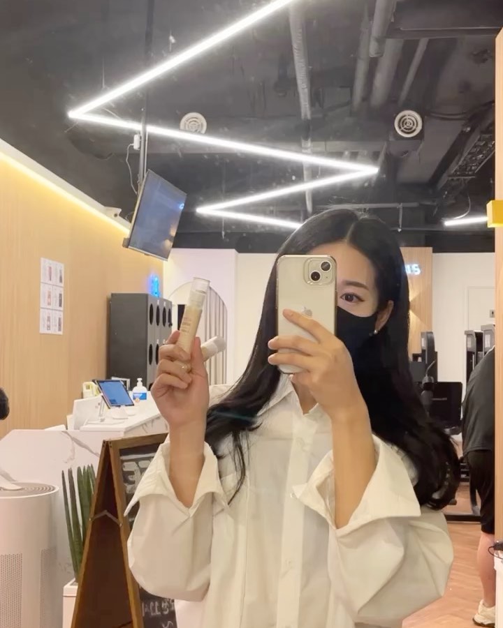 #협찬 
리즈랩 바이알이뮨 X 유경🤍

요즘 제 전용 포토존이죠?ㅎㅎㅎ 제가 신나서 흔들고 있는 건 
비타민의 중요성을 알게 해준 리즈랩 바이알이뮨 입니다🤍

비타민을 챙겨 먹지 않아서 비타민의 필요성을 모르고 지냈었는데
리즈랩과 광고를 하게 된 후 꼬박꼬박 잊지않고 챙겨 먹었더니 
몸의 변화를 느끼고 있어요! 여러분도 저처럼 꼭 느껴보세요! 

🤍이민정님이 대표 광고모델로 있는 리즈랩
🤍패키지 디자인은?  톤온톤의 감각적인 패키지
🤍캘린더 디테일? 내부 단상자 정면에 섭취한 날을 까먹지 않게 
  체크가 가능한 캘린더 디테일
🤍타제품은 플라스틱 뚜껑이 대부분이라 열려있는 경우도 
  있는데 리즈랩은 밀봉되어 있어 안심!
🤍하루 한 병으로 간편하게 하루 영양소를 채울 수 있음!
🤍물 없이 어디서든 섭취가 가능!
🤍망고맛으로 맛없는 비타민 걱정 X 
🤍빠른배송? 오후 2시 이전 주문 시 당일 출고! 당일 출고 시 
  90% 다음 날 도착!
•
•
•
#리즈랩 #리즈랩바이알이뮨 #바이알이뮨 #이민정 #이민정비타민 #골프비타민 #골프필수템 #라운딩필수템 #골프선물 #운동비타민 #올인원비타민 #종합비타민 #비타민추천 #프리미엄비타민 #면역력영양제 #멀티비타민 #멀티비타민추천 #건강기능식품추천 #비타민선물