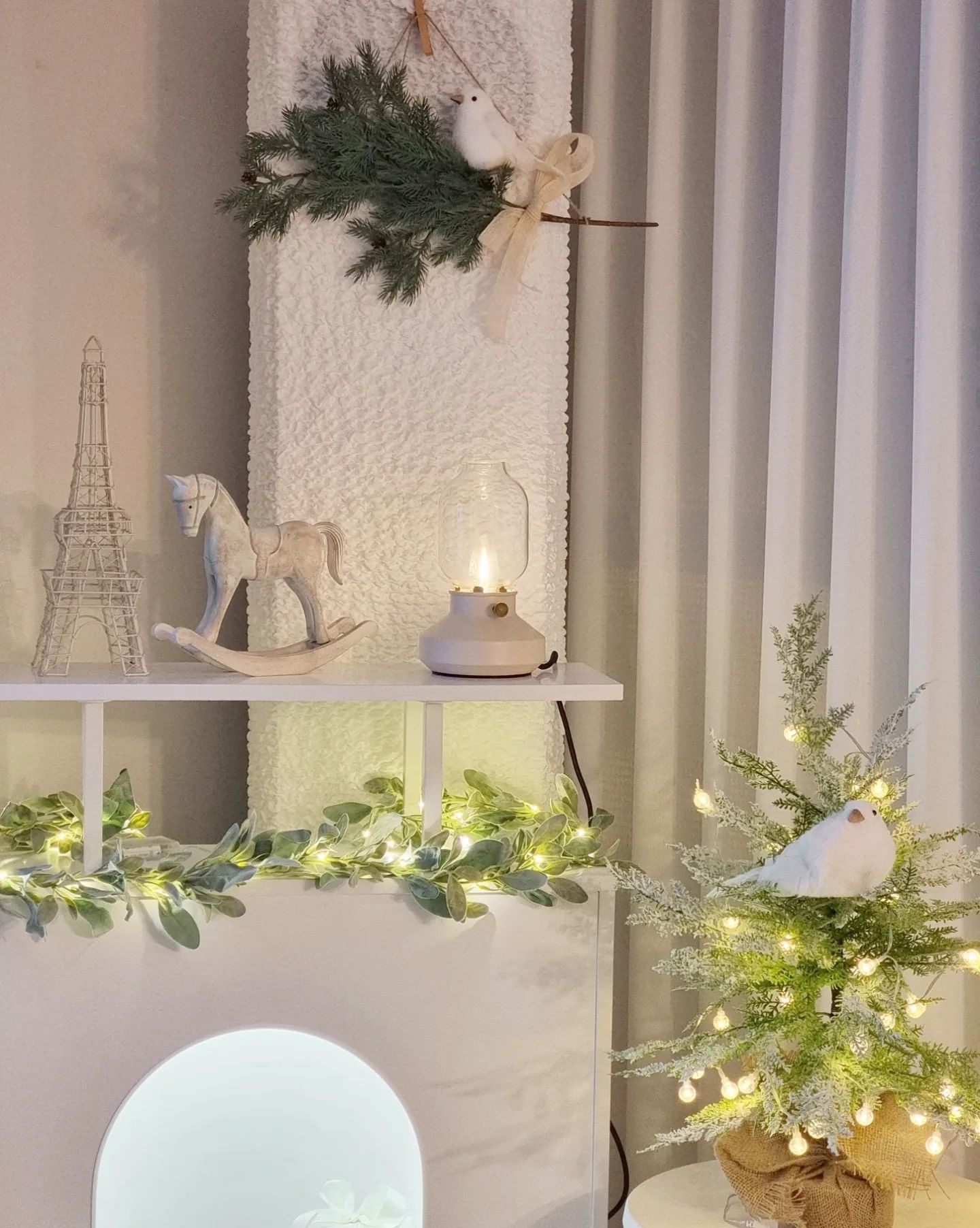 🕊✨

크리스마스, 연말이 다가오니 확실히 
어두울때의 집 사진을 많이 남기게 되는 것 같아요 🤍

따스한 색감의 전구빛을 보고 있노라면
마음이 풍요로워지는 듯한 느낌적인 너낌 ˃ᴗ˂

.
.
.
#밈미홈 #인테리어
#신혼집 #신혼집인테리어 #화이트인테리어
#크리스마스 #크리스마스소품