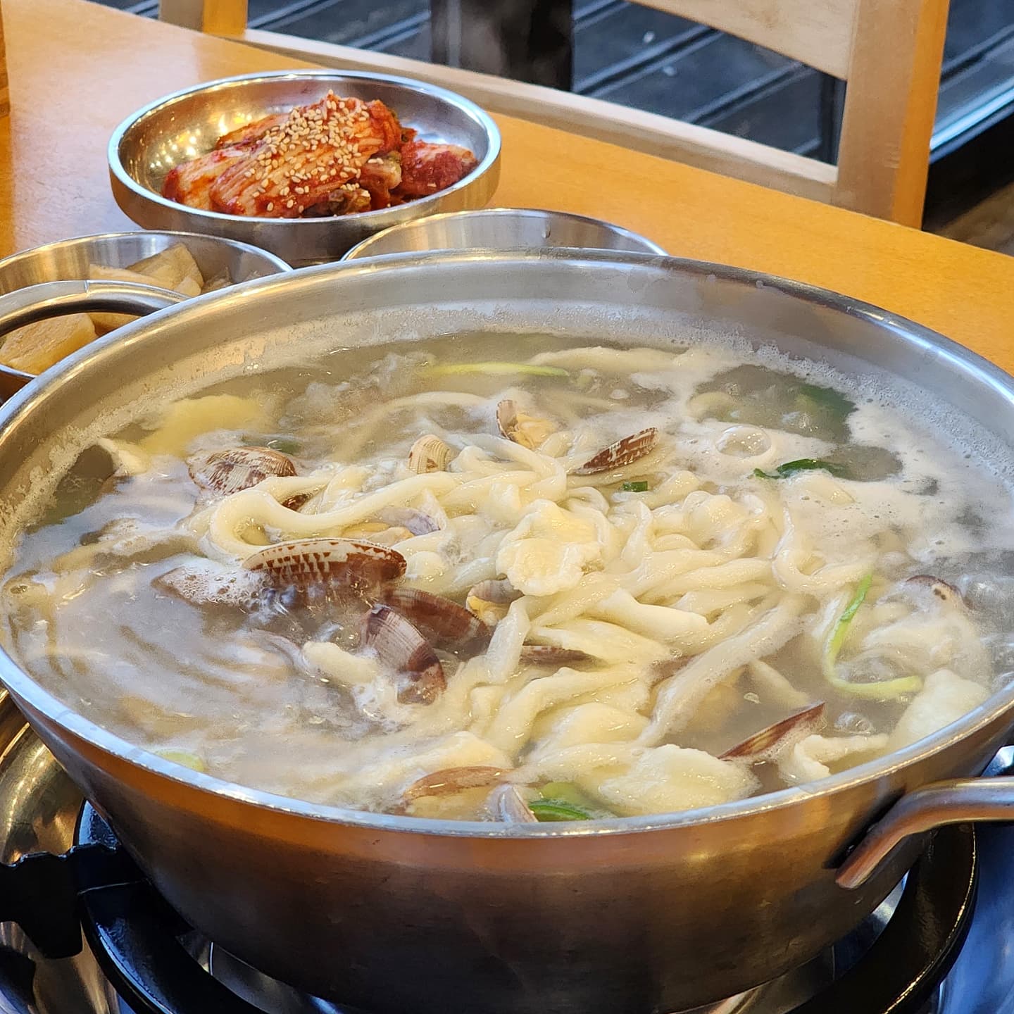 행구동 #103칼국수와49고기냉면

부드러운 칼국수 면발이랑
깊게 우러난 바지락 국물이 진짜 맛있는 집
칼국수랑 같이 먹는 김치도 맛있고
수제비 반죽도 같이 나와서 더 좋은 곳♡

🧾 물냉면 ₩8,500
바지락칼국수 ₩10,000

📍강원 원주시 동부순환로 300 1층