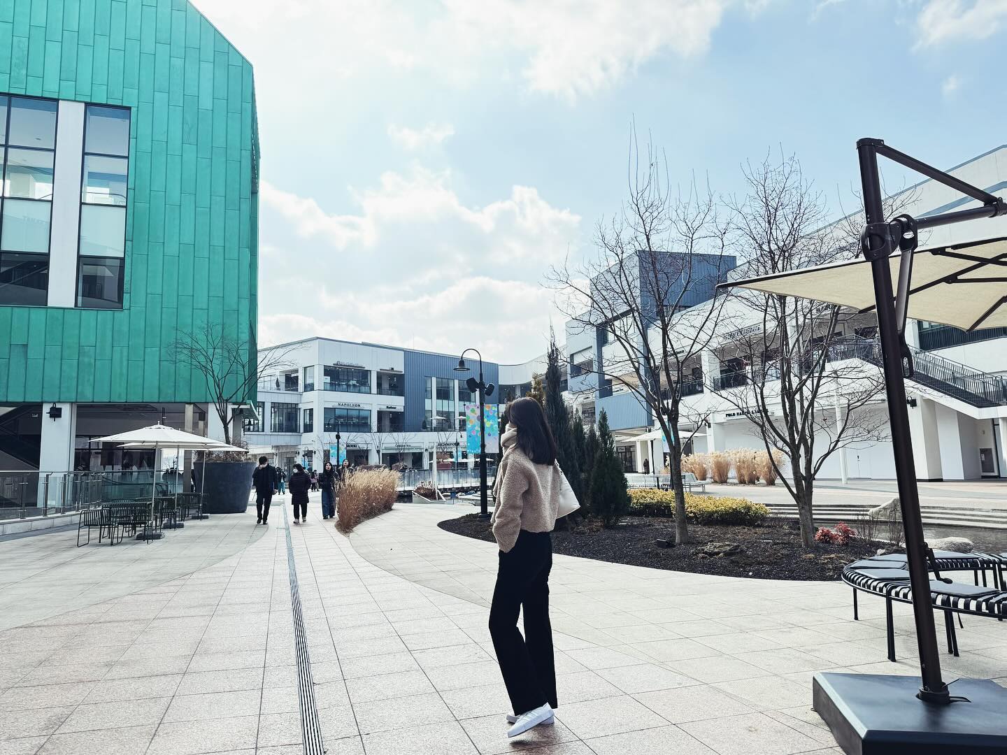 뭘 죰 사고 시픈데..

#김현아
#아세권
빈손
