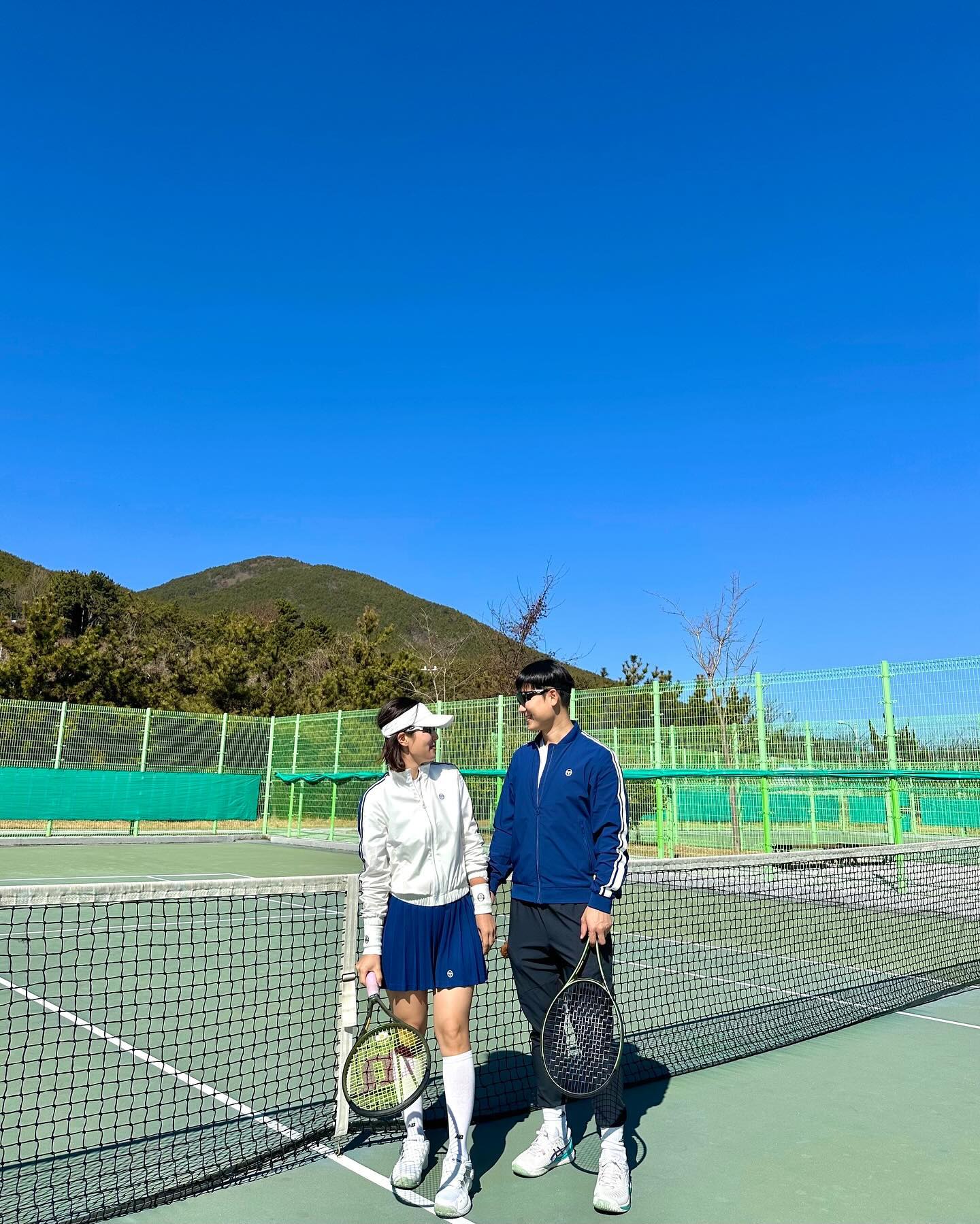 오랜만에 #테니스룩 맞춰입고 즐테💙
편하고 이쁘고 다하네~🎾

#테니스 #tennis #테니스타그램 #테린이 #테생아 #테니스치는여자 #테니르치는남자 #운동소통 #운동맞팔 #오운완 #오테완 #운동복 #테니스룩 #테니스스커트 #운동 #커플룩 #커플사진 #부부스타그램 #ootd #ootdfashion #일상 #커플여행 #운동기록 #workout #sergiotacchini #tennislove #tennislife