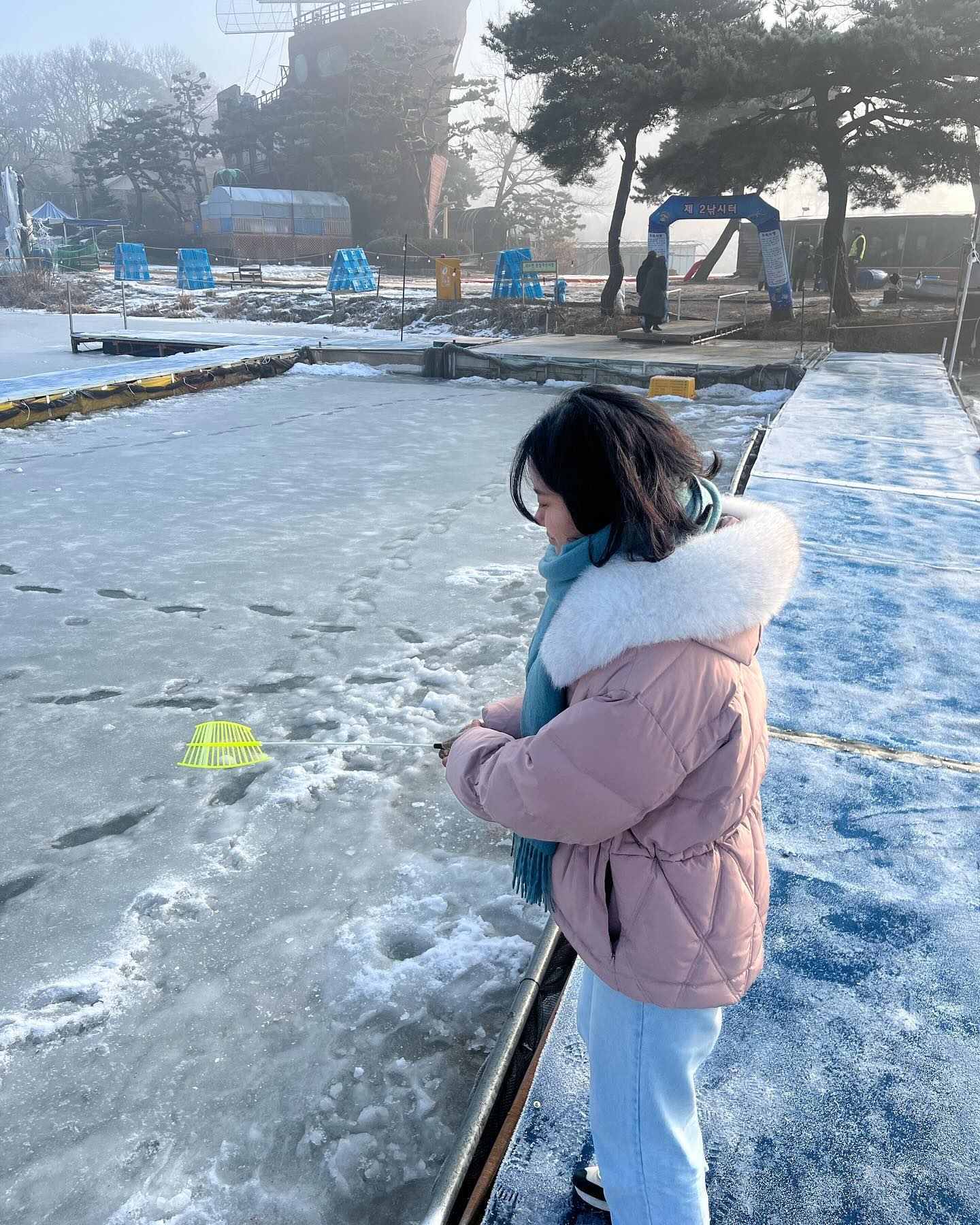 겨울에는 빙어축제 🐟🎣
처음 해본 빙어낚시인데 생각보다,, 더 아니고
전혀 안 잡혀요!!!❌🙅‍♀️ ㅠㅠ
아저씨 왈 날이 따뜻해서 빙어가 활동을 안 하네~~
그런데 너무 추운 날이었답니다😂😂

• 꿀팁 빙어 낚시도구를 쿠팡에서 미리 사서 가세요!
현장에서 구매하면 인당 2만원ㅠㅠ

📍강화 양오낚시터 빙어축제
기간 : ~ 2024/02/18(일)
시간 : 08:30 ~ 17:00
입장료 : 성인 10,000원 소인 5,000원

#강화도빙어축제 #빙어축제 #강화도낚시 #강화도여행 #강화도가볼만한곳 #겨울국내여행 #winterinseoul #fishing #icefishing #icefish #koreatravel