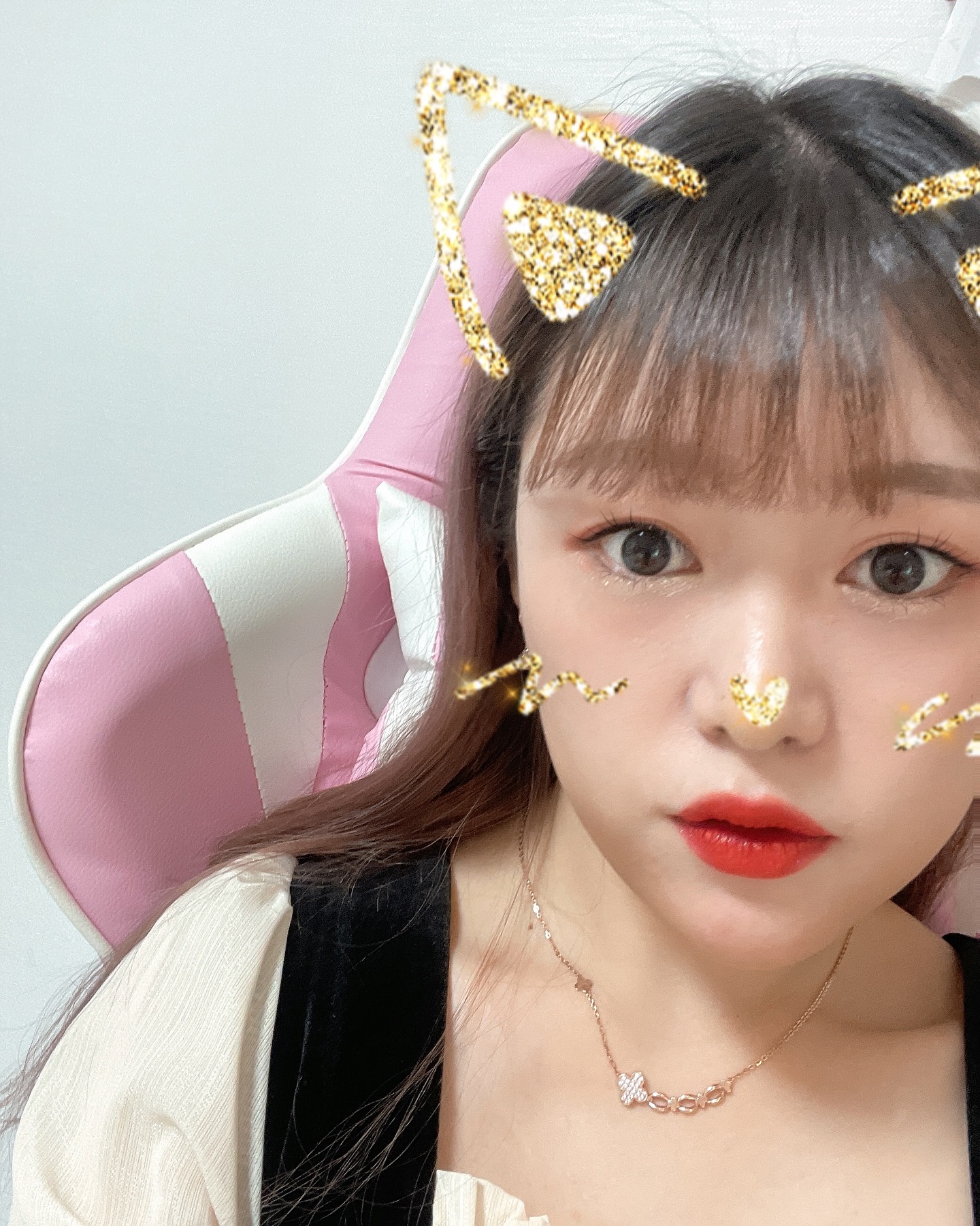 #셀피 #2022 
.
.
.
.
#followforfollowback #looks #instalike #selfie #t모먼트 #intj #daily #의자 #데일리 #집순이 #화장 #귤 #먹방 #카페 #일 #결혼식 #셀피어플 #목걸이