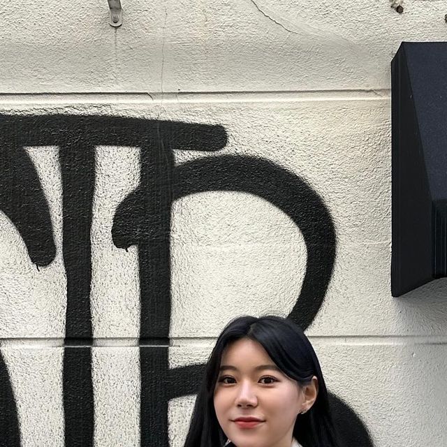 찌아 on Instagram: "#광고 @vivabrown_official VIVABROWN 85-VIVA008 [비건 레더] 커브드 숏 레더 자켓 비건 레더 PU 100%(동물성 원료X, 실험X)로 레더 특유의 질감은 살리면서 부드러운 터치감과 뛰어난 내구