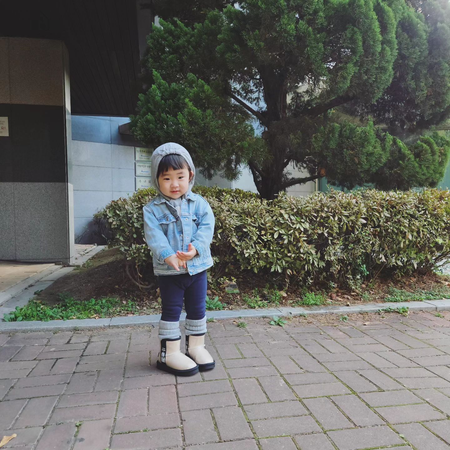 어그스타일 관리쉬운 유아부츠를 찾는다면 #협찬
ෆ 오즈키즈 따뜻한 허니베어 양털부츠

신발을 막 신는 아이맘들 요기요기 붙어라👍
풀숲만 보면 들어가나요
낙엽부터 진흙까지 밟아야 직성이 풀리는 아이인가요
그렇다면 아이겨울신발은 클리어부츠 스타일로 Pick❣️

오염에 강한 PVC 외피라 물티슈로 쓱쓱 닦아주면
계속 깨끗하게 신길 수 있어 좋아🤭

내피엔 따뜻하고 몽실한 털들이 가득가득
게다가 폭신한 쿠션감에 보온성까지 추가 완료!

아이도 좋고 엄마도 좋은
오즈키즈 양털부츠 최고......❤️
비슷한 스타일로 나도 하나 사서
시밀러룩으로 입고 나가야쥐 

ozkiz_official

#유아양털부츠 #유아클리어어그부츠 #겨울아이신발 #겨울아이부츠 #유아클리어어그 #오즈키즈 #오즈키즈어그 #유아어그 #키즈양털부츠 #유아방한화