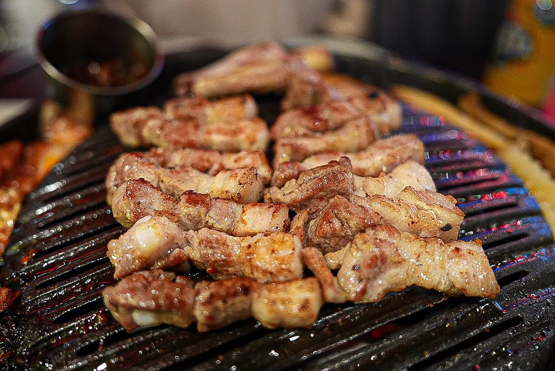 안녕하세오😋

고기 중에서도 갈비가 땡겨서 전포에 위치한 
‘불티’ 갔다 왔어요~!

⏰매일 17:00~03:00 영업하니 참고해주세요.

불티에서 저는 생포갈비를 시켰는데 뼈에 붙은 고기까지 다 구워주는데 너무 맛있더라구요🍖 뼈에 붙은 고기 되게 쫄깃했어요! 

고기판 옆에 계란말이는 별미입니다🍳 포슬포슬 짭조름하니 간이 되어있는게 고기랑 궁합이 잘맞더라구요.

감자도 구워주고 김치는 약간 매운데 매워서 갈비랑 잘 맞아요👍🏻

저녁시간에는 사람들이 몰리는거 같아요, 예약하고 가심 좋을거 같고 갈비를 9000원이라는 착한 가격에 먹을 수 있어서 왕추천입니다💯

게다가 최근에 간 고깃집 중에서 제일 친절했어요! 바쁜 와중에 다들 즐겁게 일하시는 모습이 보기 좋았답니다💕

#서면데이트 #전포동데이트 #전포고깃집 #서면고깃집 #부산고깃집추천 #전포갈비맛집 #서면갈비맛집 #전포불티 #서면불티