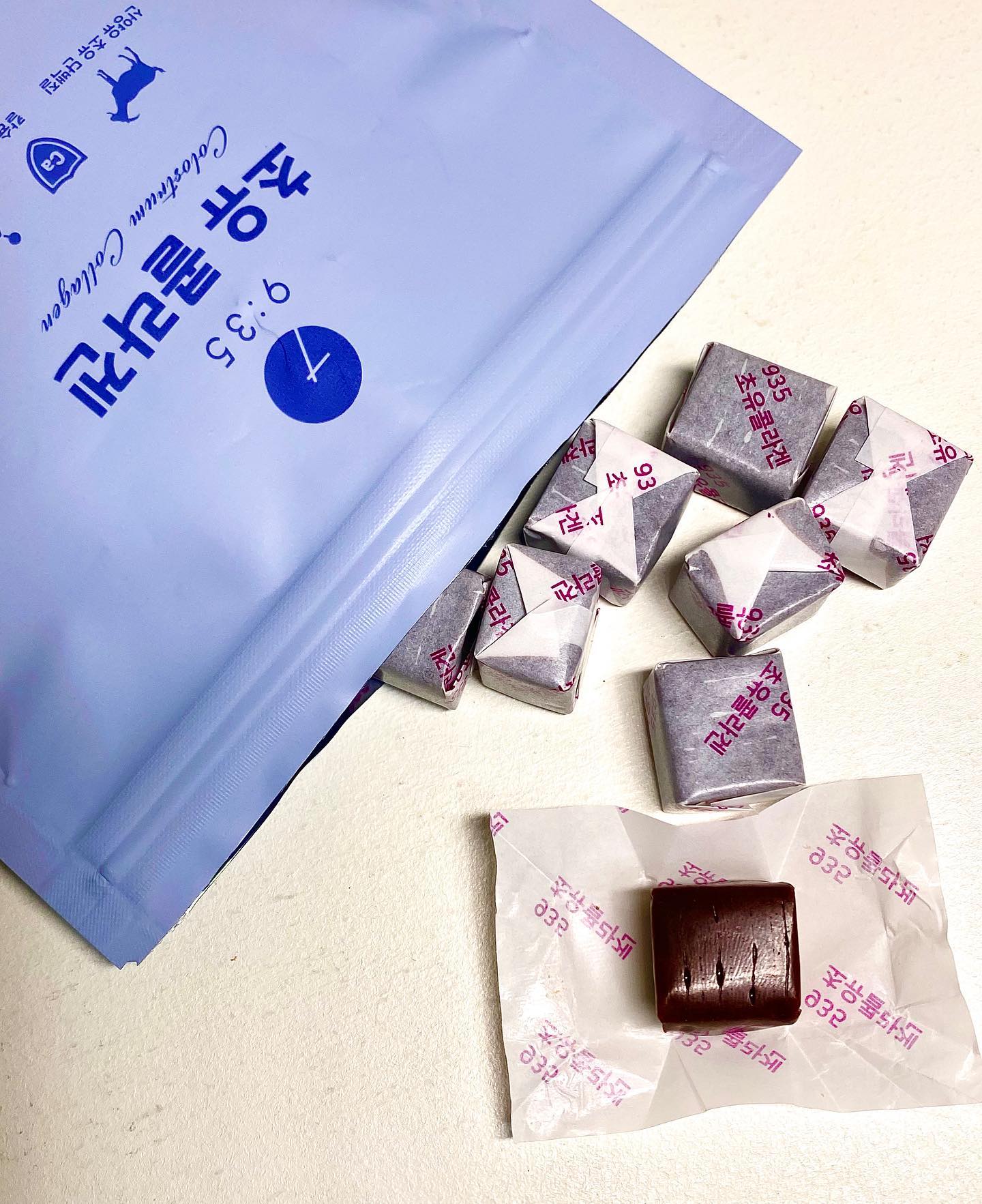 📍9시 35분 초유 콜라겐 #협찬

카라멜, 사탕처럼 언제 어디서든 가볍게 먹을 수 있는
9시 35분 초유콜라겐!✨

1알로 아몬드 4알, 2알로 우유 1잔(100ml),
3알로 계란 1개(50g)의 단백질을 섭취할 수 있는 제품이에요🤍

프리미엄 단백질 산양유와 초유 
그리고 콜라겐펩타이드, 엘라스틴, 칼슘, 비타민D가 함유되어 
이 모든 것을 단 1알로 해결 가능한 꿀템!!!

낱개 포장이 되어있어 가지고 다니면서
하나씩 쏙쏙 먹기 너무 좋더라고요🍼✨

간식으로 즐길 수 있는 맛있는 콜라겐! 
흡수 잘 되는 콜라겐 찾으시는 분들
9시 35분 초유 콜라겐 강추합니다💖

#935#935화장품#콜라겐추천#산양유#단백질#카라멜#엘라스틴#피부탄력#칼슘#비타민D추천#저분자콜라겐#피부#피부영양제#엘라스틴콜라겐#먹는콜라겐#산양유단백질추천#츄어블#캬라멜#유지어터#다이어터#다이어트간식#HACCP