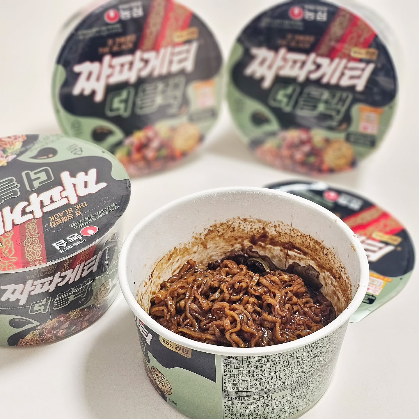 #광고
농심 짜파게티 더 블랙 사발이 
드디어 봉지면에 이어 사발로 출시되었어요! 🍜

갓 볶아낸 양파의 진한 풍미와 건면으로 
더 고소하고 가볍게 즐길 수 있는 특별한 간짜장의 맛이였는데요,

큰 건더기와 쫄깃한 면발도 마음에 든데다, 
간편한 사발 형태로 언제 어디서나 즐기기 너무 좋았답니다❤️

✅ 전자레인지 조리법
1️⃣ 뚜껑을 표시선까지 열고, 분말스프와 유성스프를 꺼내요.
2️⃣ 용기에 물을 표시선까지 부은 후, 뚜껑을 덮고 전자레인지에서 4분(1000W 기준) 조리하세요.
3️⃣ 조리 후, 물을 남긴 상태에서 분말스프와 유성스프를 넣고 잘 섞어주면 완성. 🎉

진한 짜장 맛과 가벼운 건면의 조화를 느낄 수 있는 
짜파게티 더 블랙 사발로 

간편하게 한 끼를 해결해보세요🤗

짜장라면의 신세계를 경험하고 싶다면 지금 바로 고고!!! 🛒

#농심 #인생을맛있게 #짜파게티 #짜파게티더블랙사발 #맛있는건면 #chapagetti #라면신상
#nongshim #신상 #편의점신상 #전자레인지간편요리