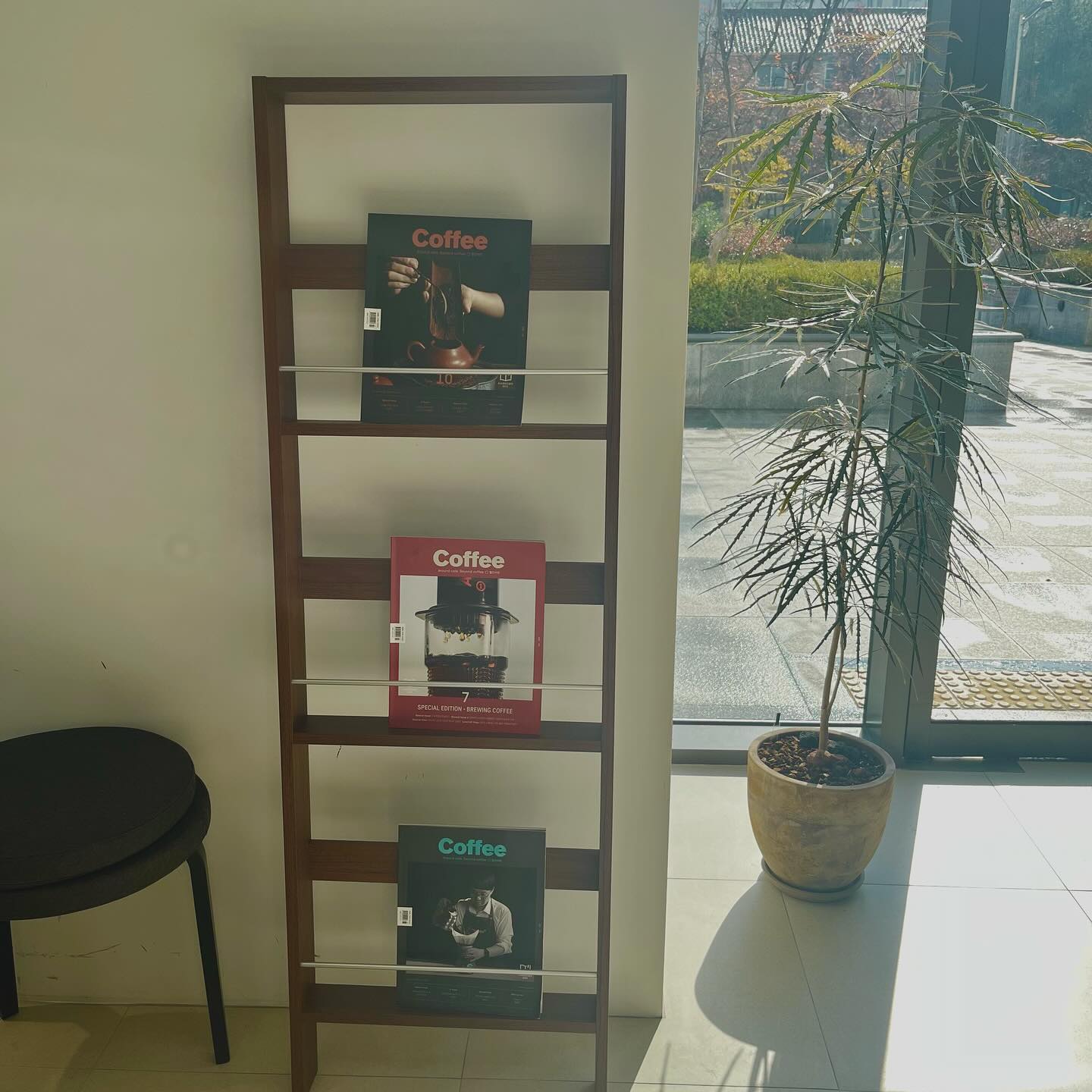 회사랑 가까워서 아지트될듯🕊️💕🕊️

🚩 버드바이버드 신시가지점 birdbybird19 
📌 전북 전주시 완산구 홍산1길 7 1층
➰ 월-금 8:00 - 21:00
➿ 토 10:00 - 21:00
〰️ 일요일 정기휴무

🅿 상가주차장 주차가능
⭕️ 외부 디저트 반입가능 (식사류 제외)

▪️에티오피아 라로보다 내추럴 3,900
▪️아메리카노 디카페인 3,500
▪️에그타르트 3,600 (박스포장가능)

⭐원두 200g / 원액 구매시
커피 한잔 무료 or 금액 할인

자세한 후기는 블로그 참고 ◡̈♡

#새옆새 #버드바이버드 #신시가지카페 #필터커피 #전주신상카페